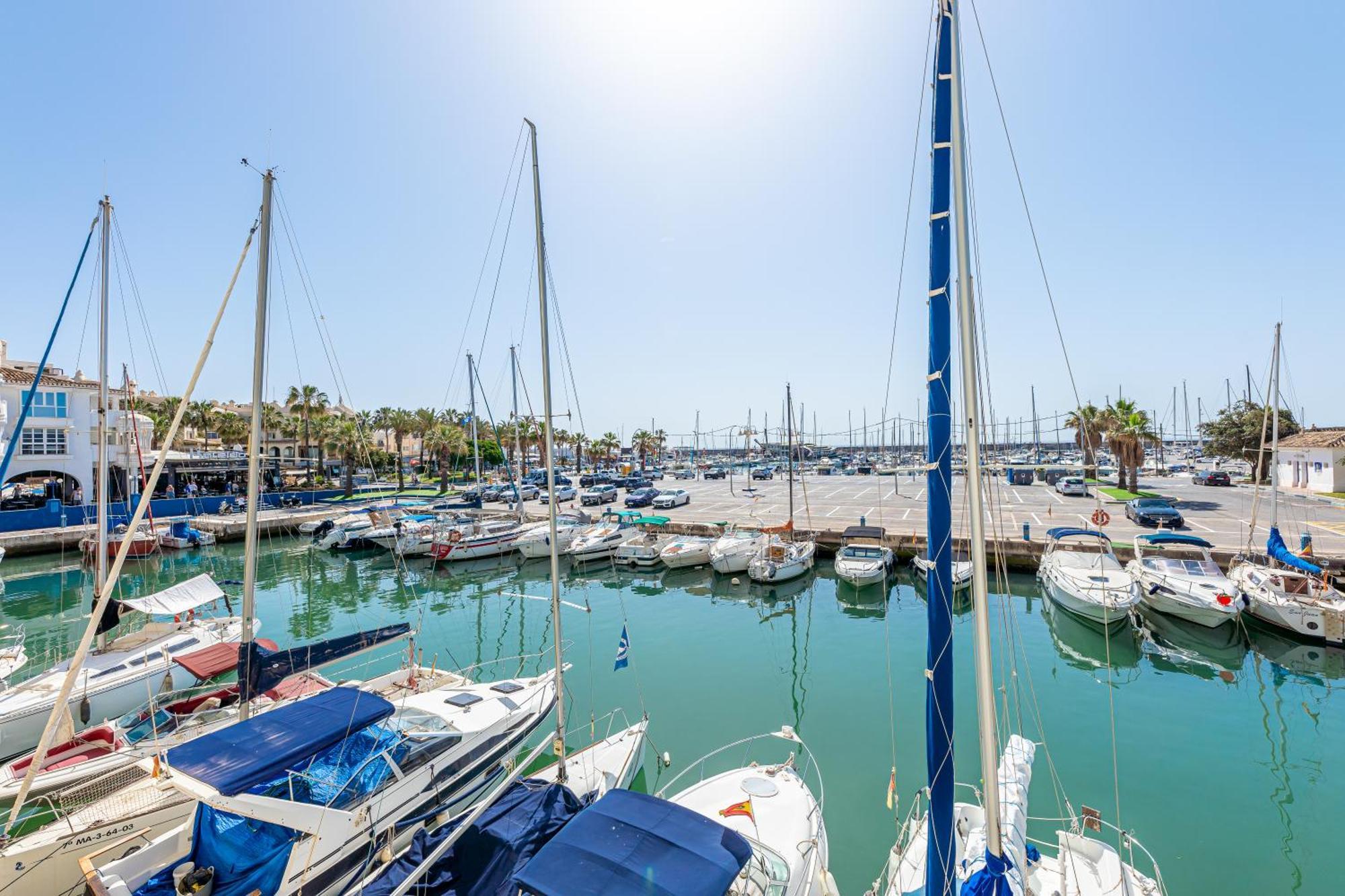 Located In Puerto Marina With Sea Views, First Line Of Beach. Benalmádena