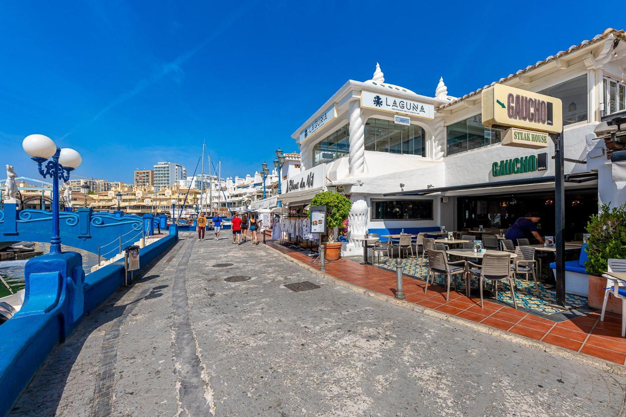 Located In Puerto Marina With Sea Views, First Line Of Beach. Benalmádena