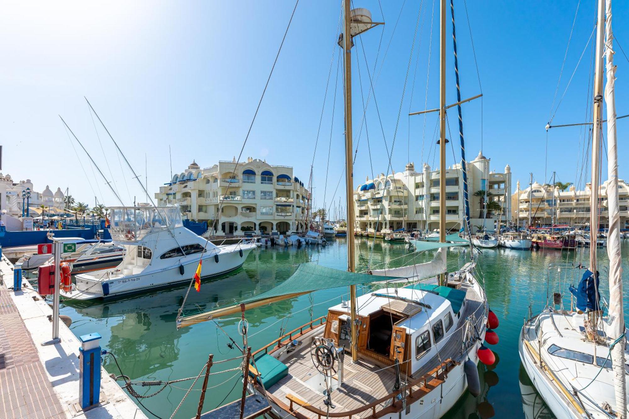 Located In Puerto Marina With Sea Views, First Line Of Beach. Benalmádena