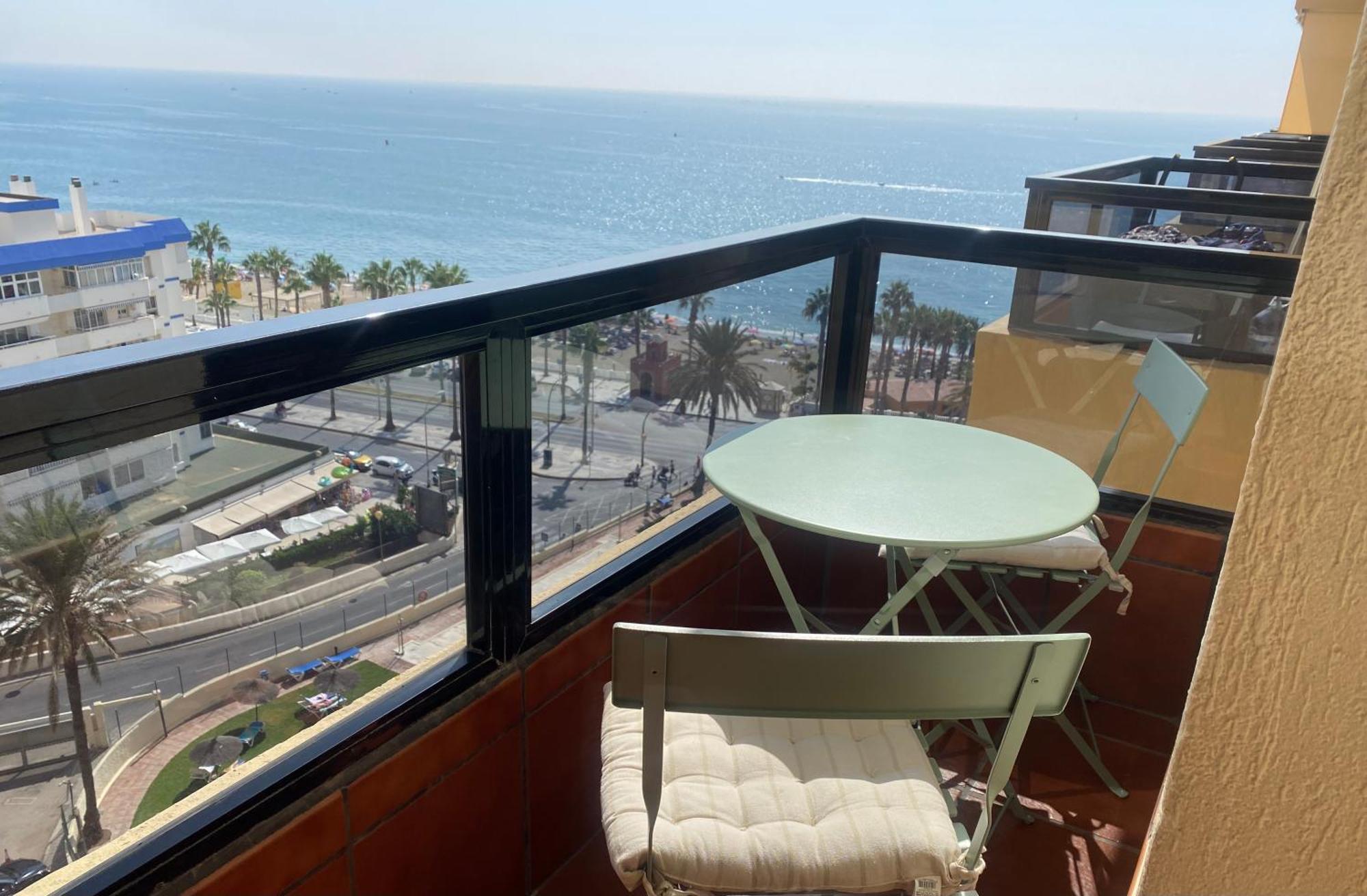 Moderno En Primera Línea De Playa. Apartamento Benalmádena