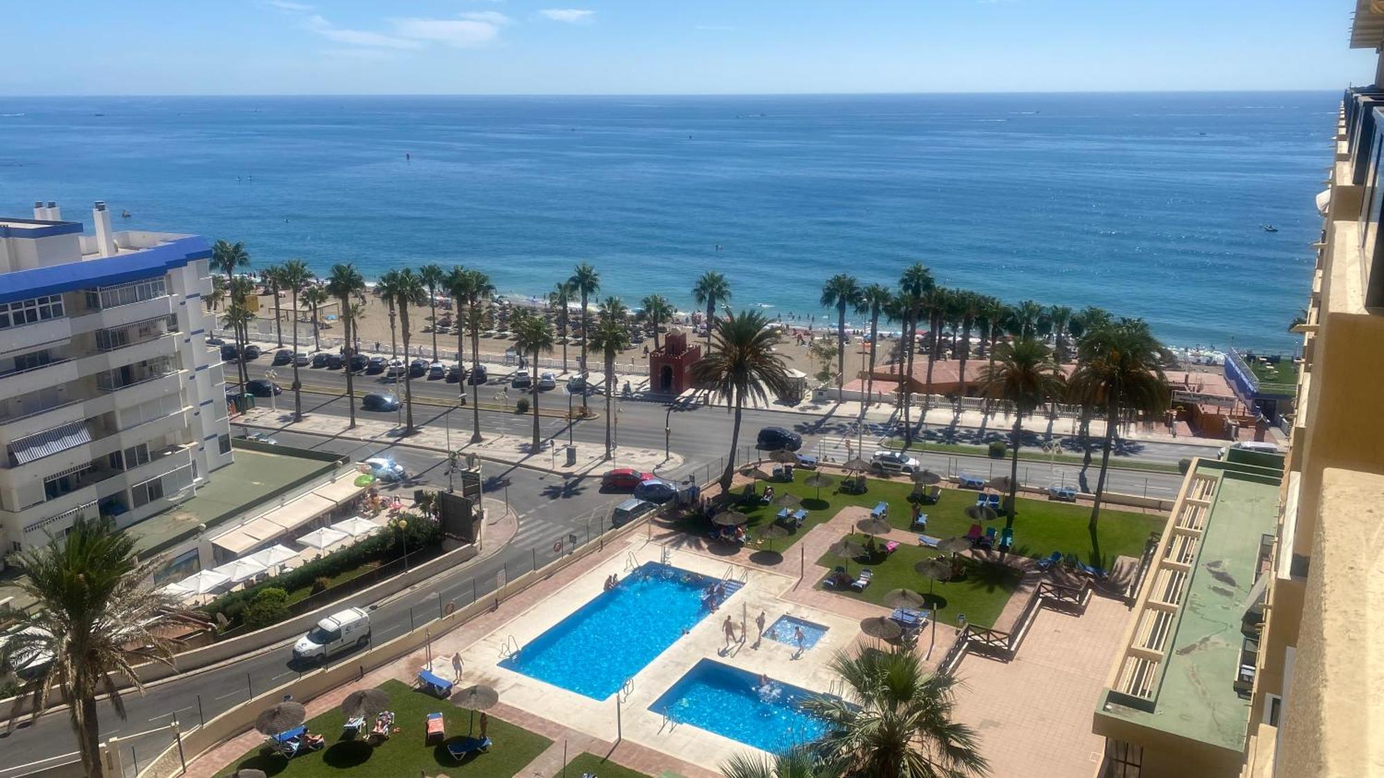 Moderno En Primera Línea De Playa. Benalmádena