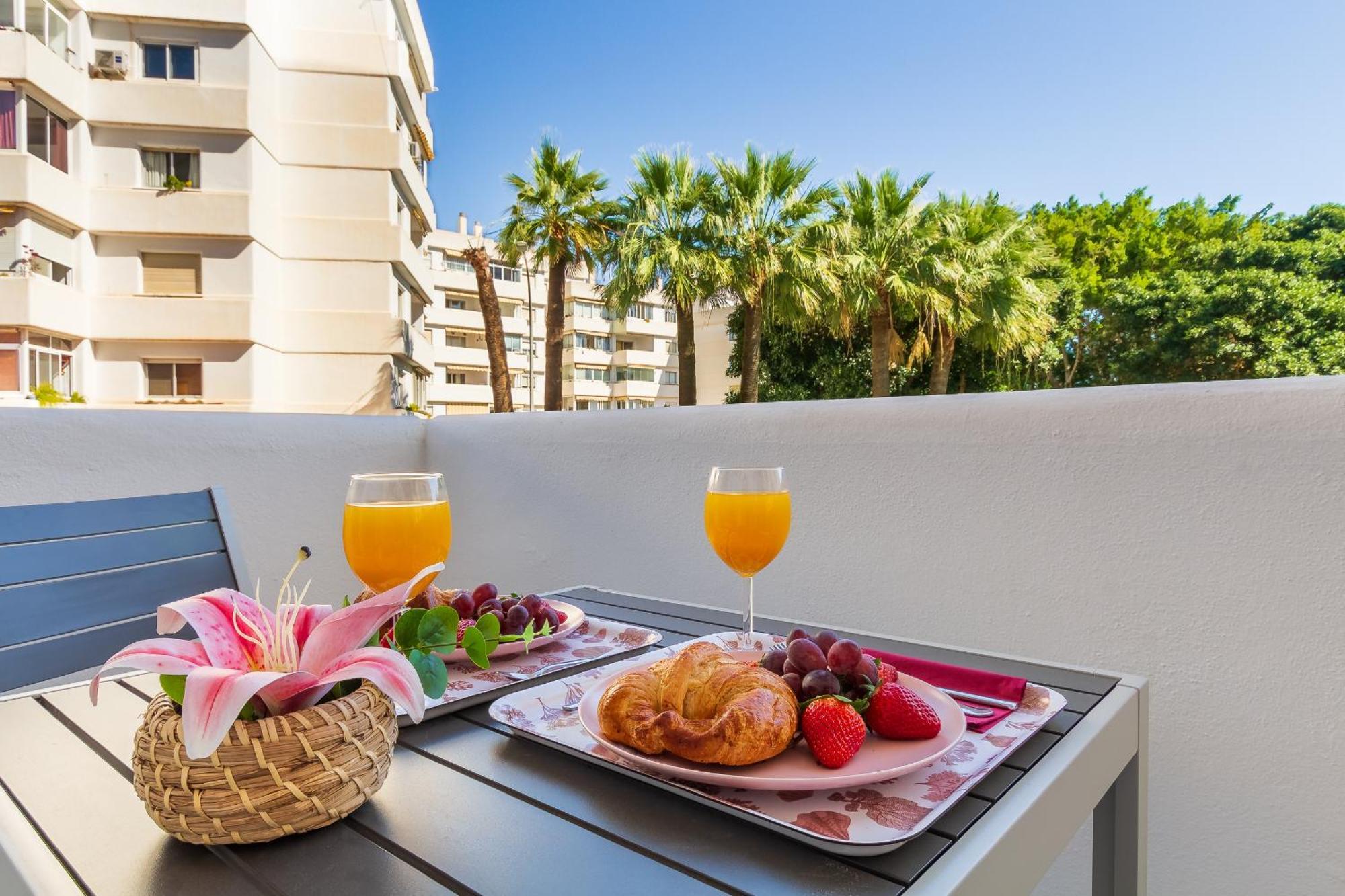The Charming Oasis! 2 Bedrooms - By Hellodomik *