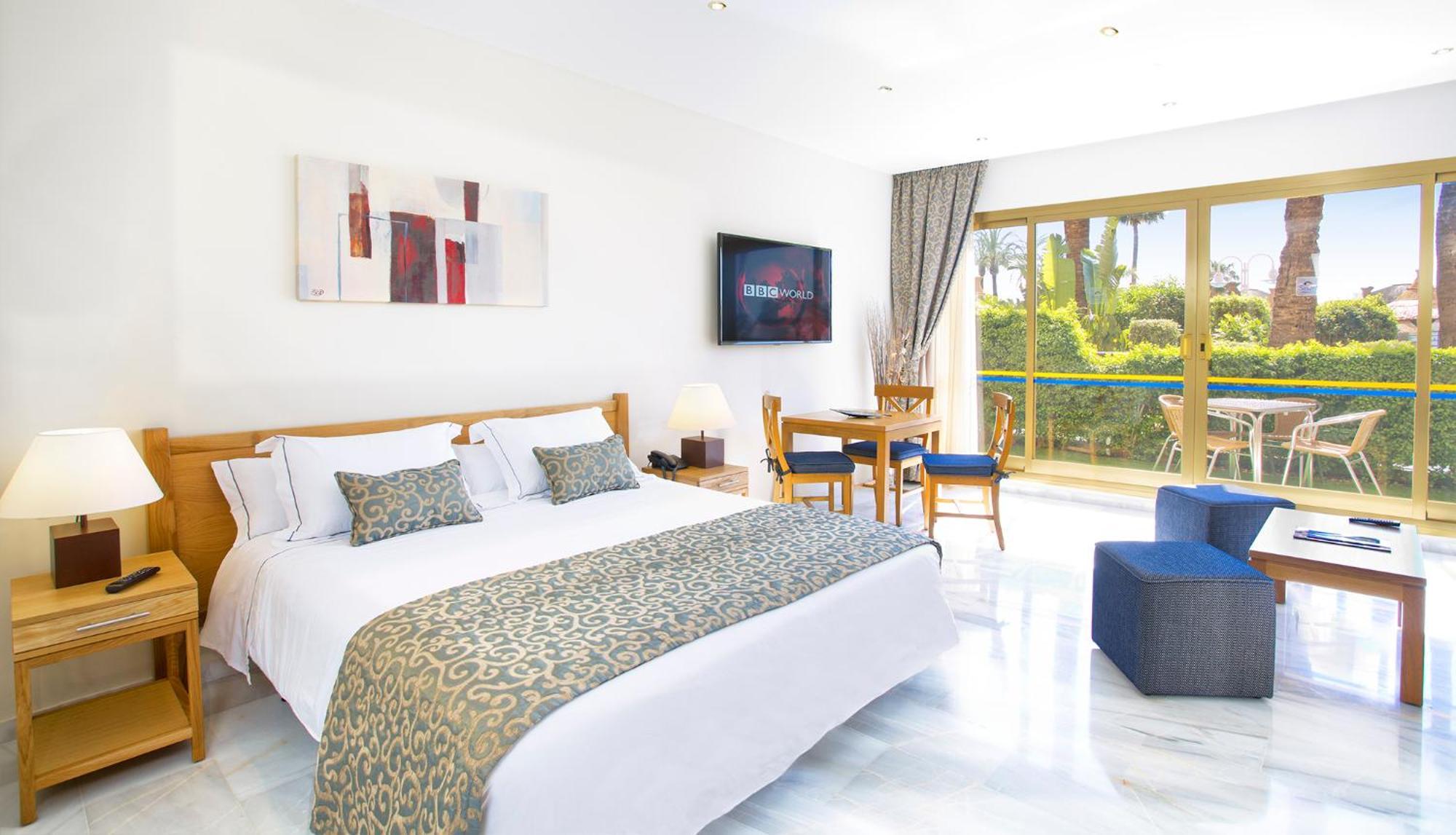 Sunset Club Aparthotel 4*