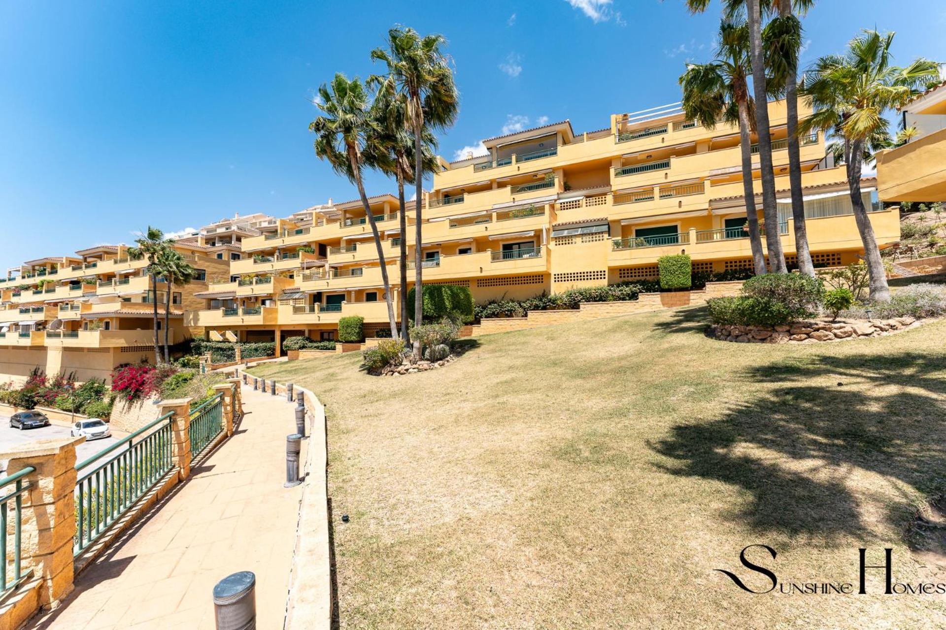 Terrace Of Paradise, 2 Bed 2 Bath, Parking, Pool Apartment *