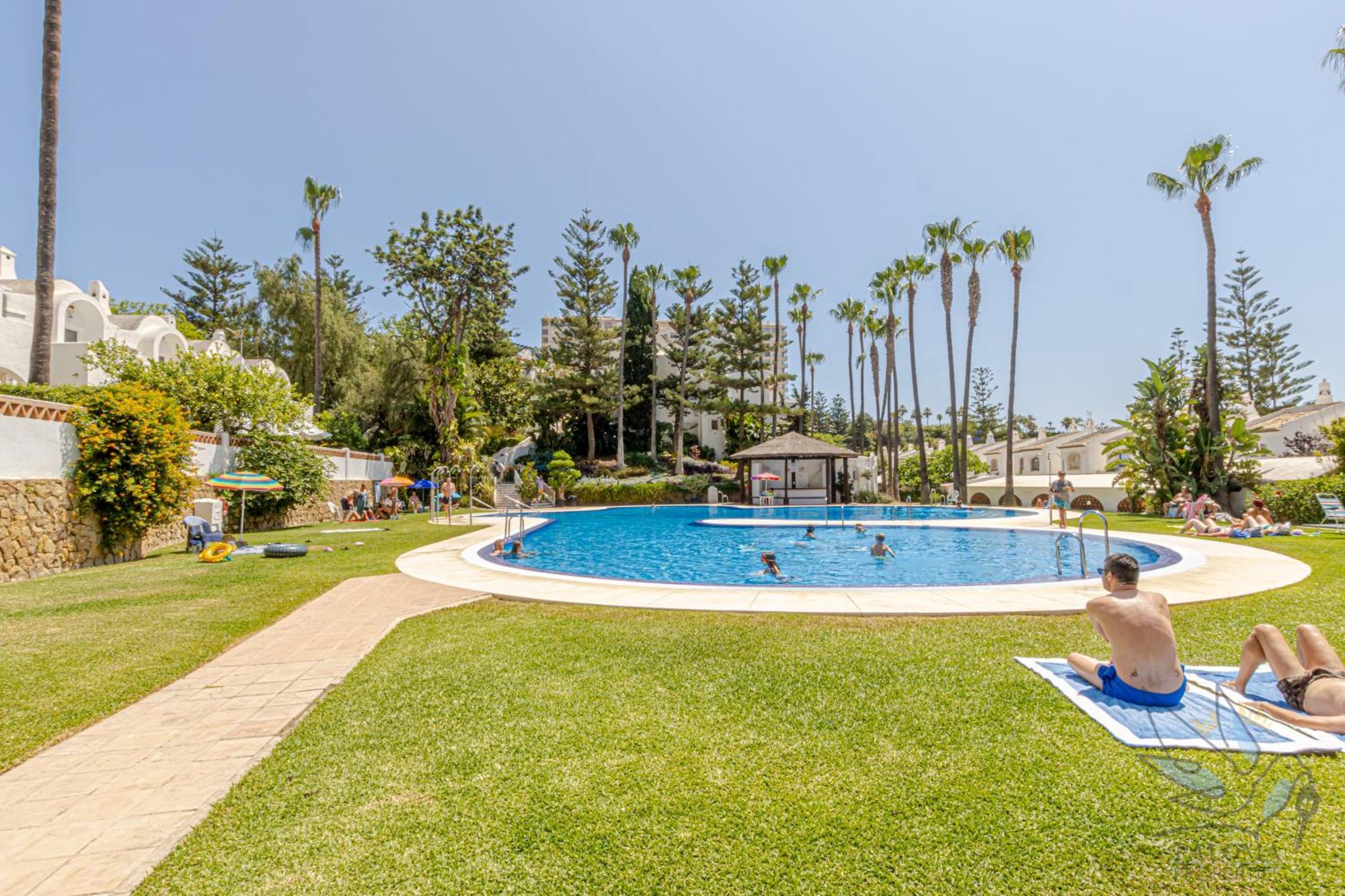 Benalgolf: Seaside With Private Bbq Backyard Apartment *
