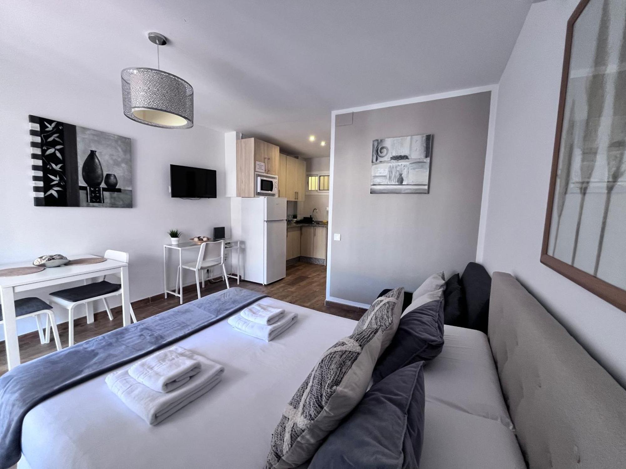 Style & Comfort In - Pool Available Seasonally Apartment