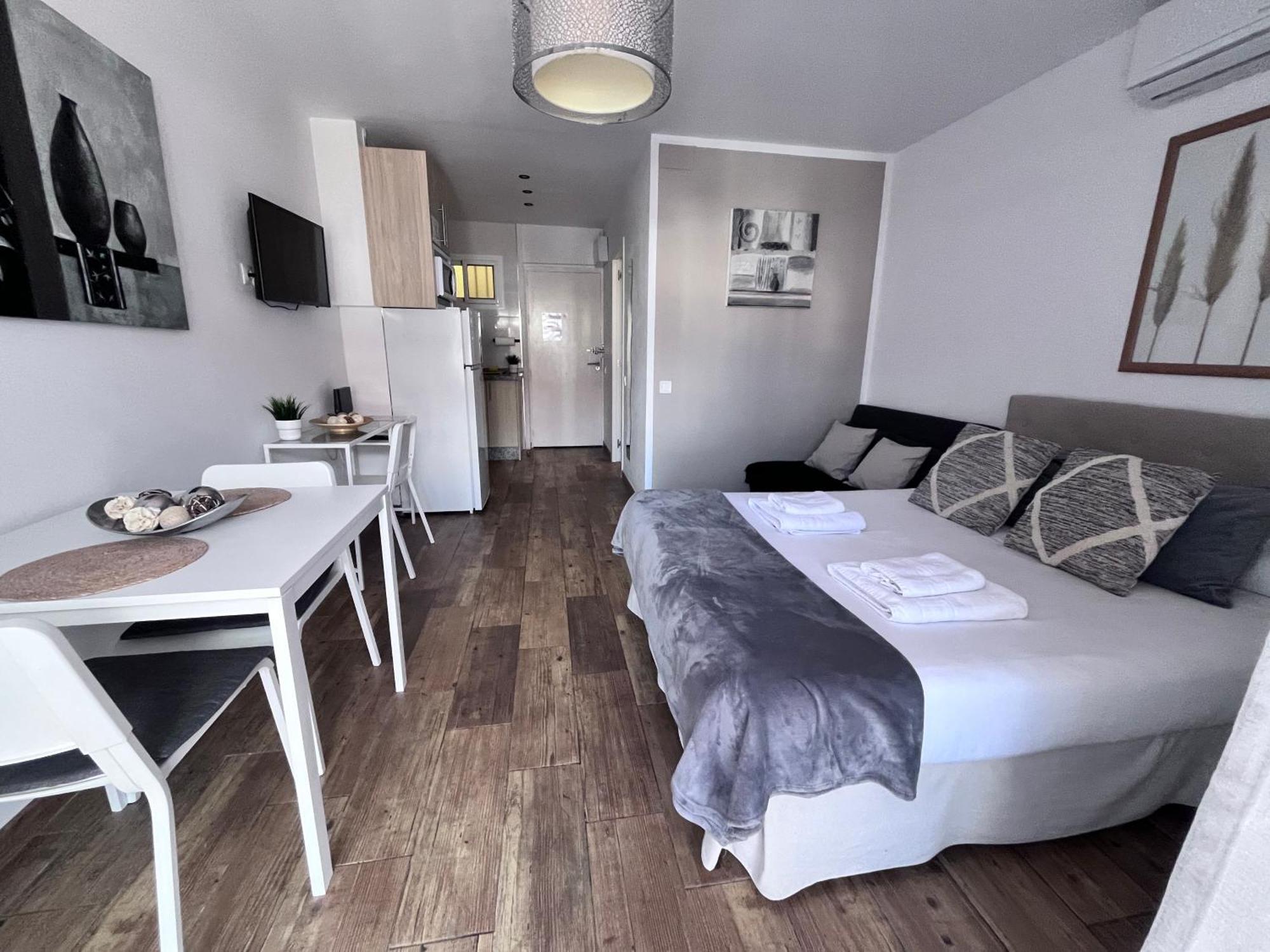 Style & Comfort In - Pool Available Seasonally Apartment *