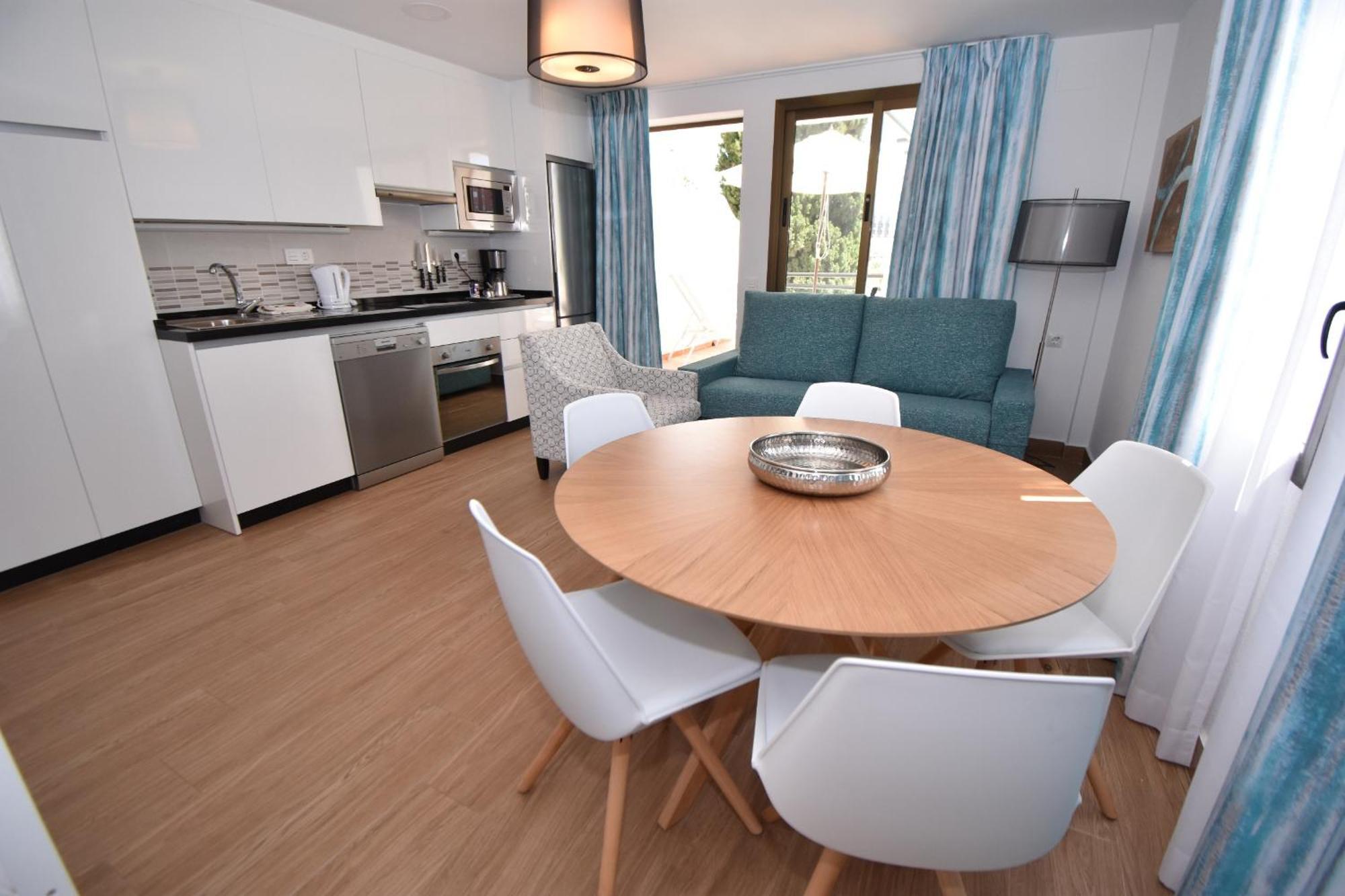 Modern Walking Distance To Shops And Apartment