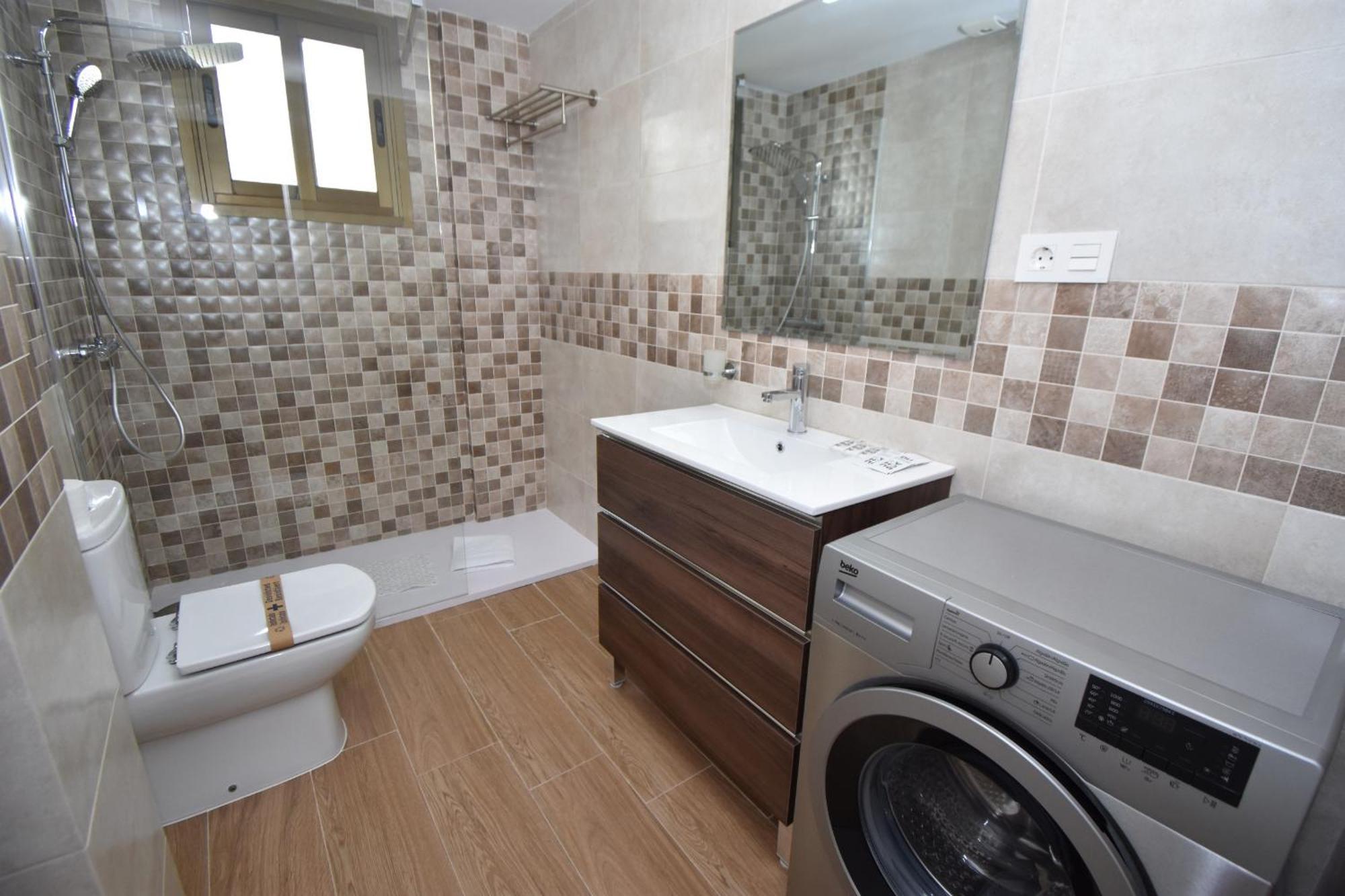 Modern Walking Distance To Shops And Apartment *