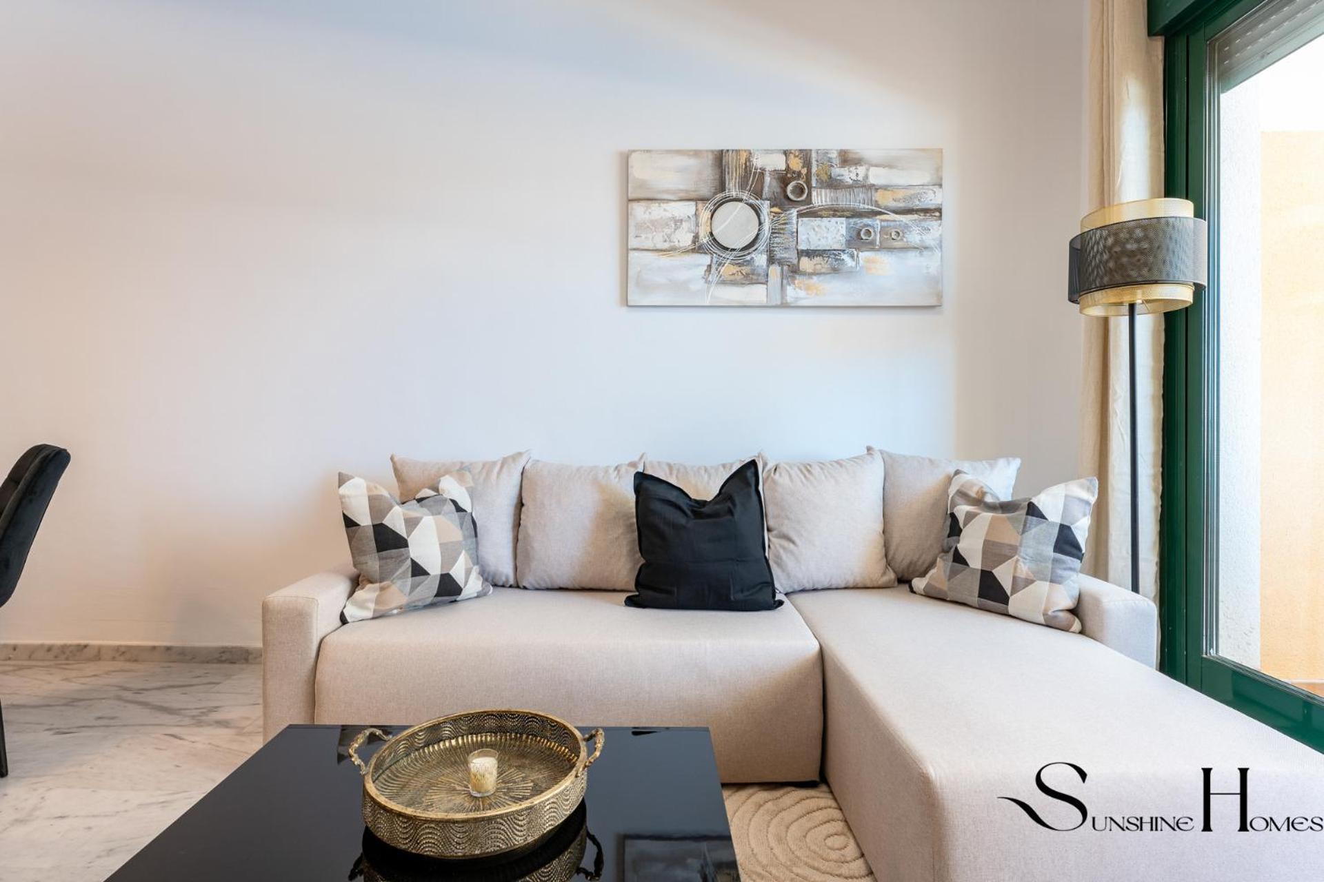 Elegant 2 Bed 2 Bath Apartment, Pool, Views, Parking *