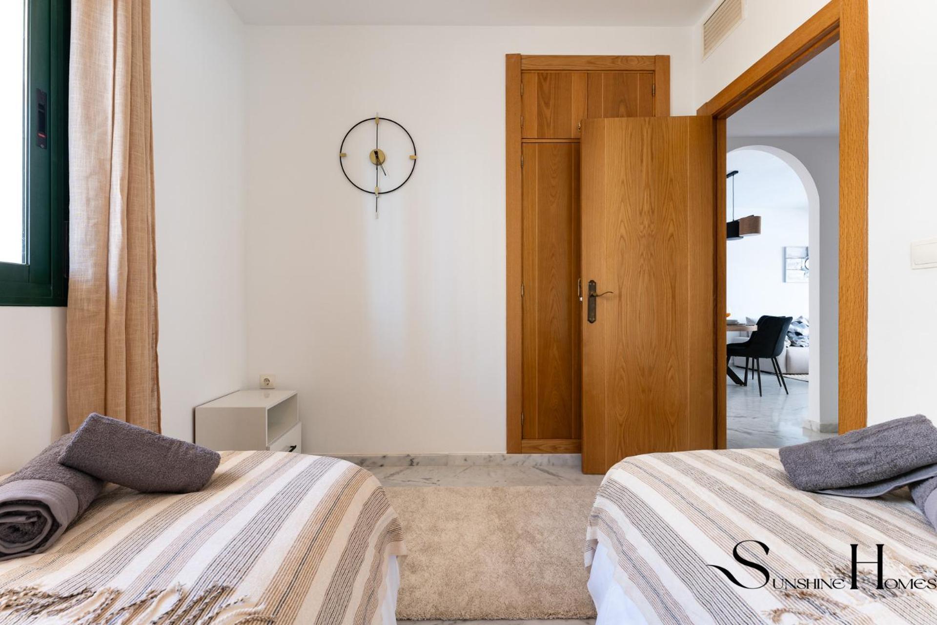 Elegant 2 Bed 2 Bath Apartment, Pool, Views, Parking Apartment Benalmadena