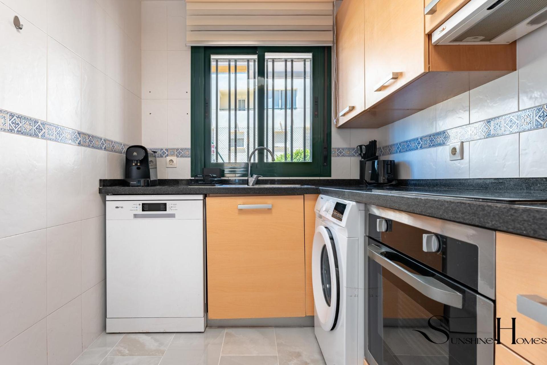 Elegant 2 Bed 2 Bath Apartment, Pool, Views, Parking Benalmadena