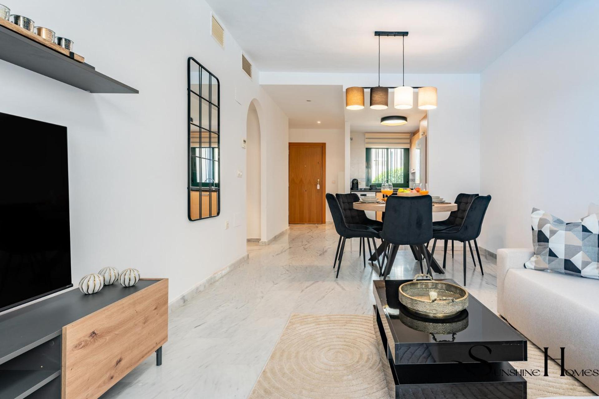 Elegant 2 Bed 2 Bath Apartment, Pool, Views, Parking Apartment