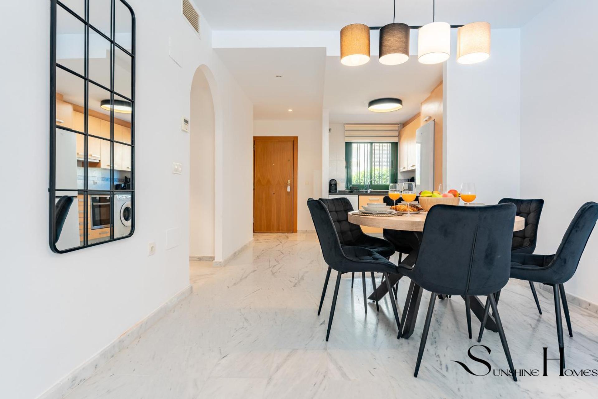 Elegant 2 Bed 2 Bath Apartment, Pool, Views, Parking