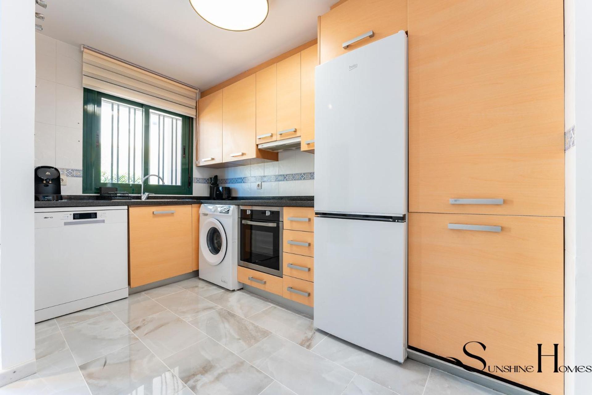 Elegant 2 Bed 2 Bath Apartment, Pool, Views, Parking Apartment