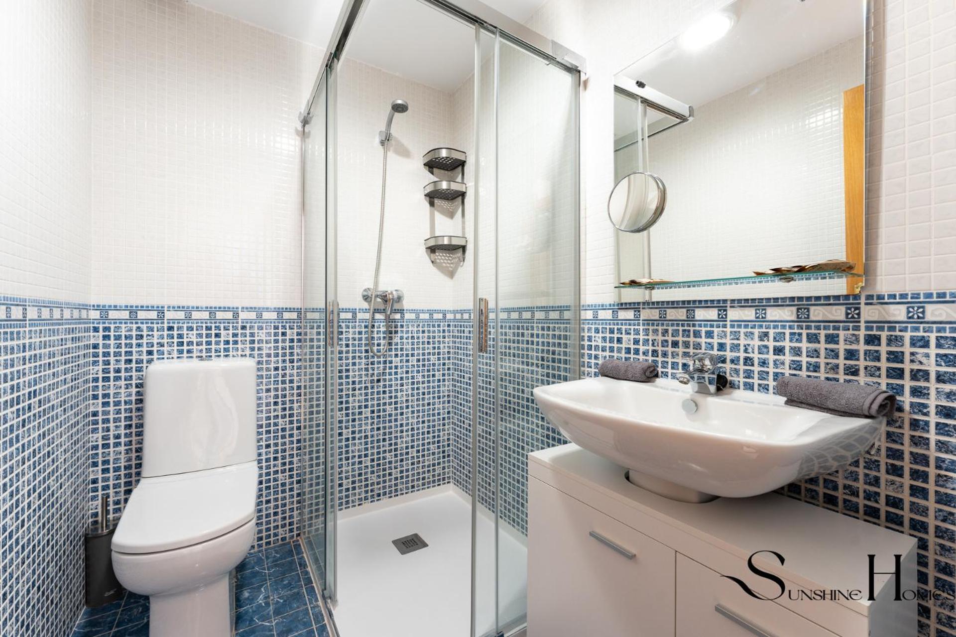 Elegant 2 Bed 2 Bath Apartment, Pool, Views, Parking Apartment *