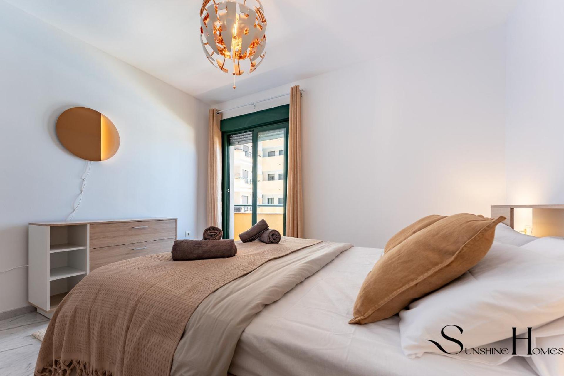 Apartment Elegant 2 Bed 2 Bath Apartment, Pool, Views, Parking *