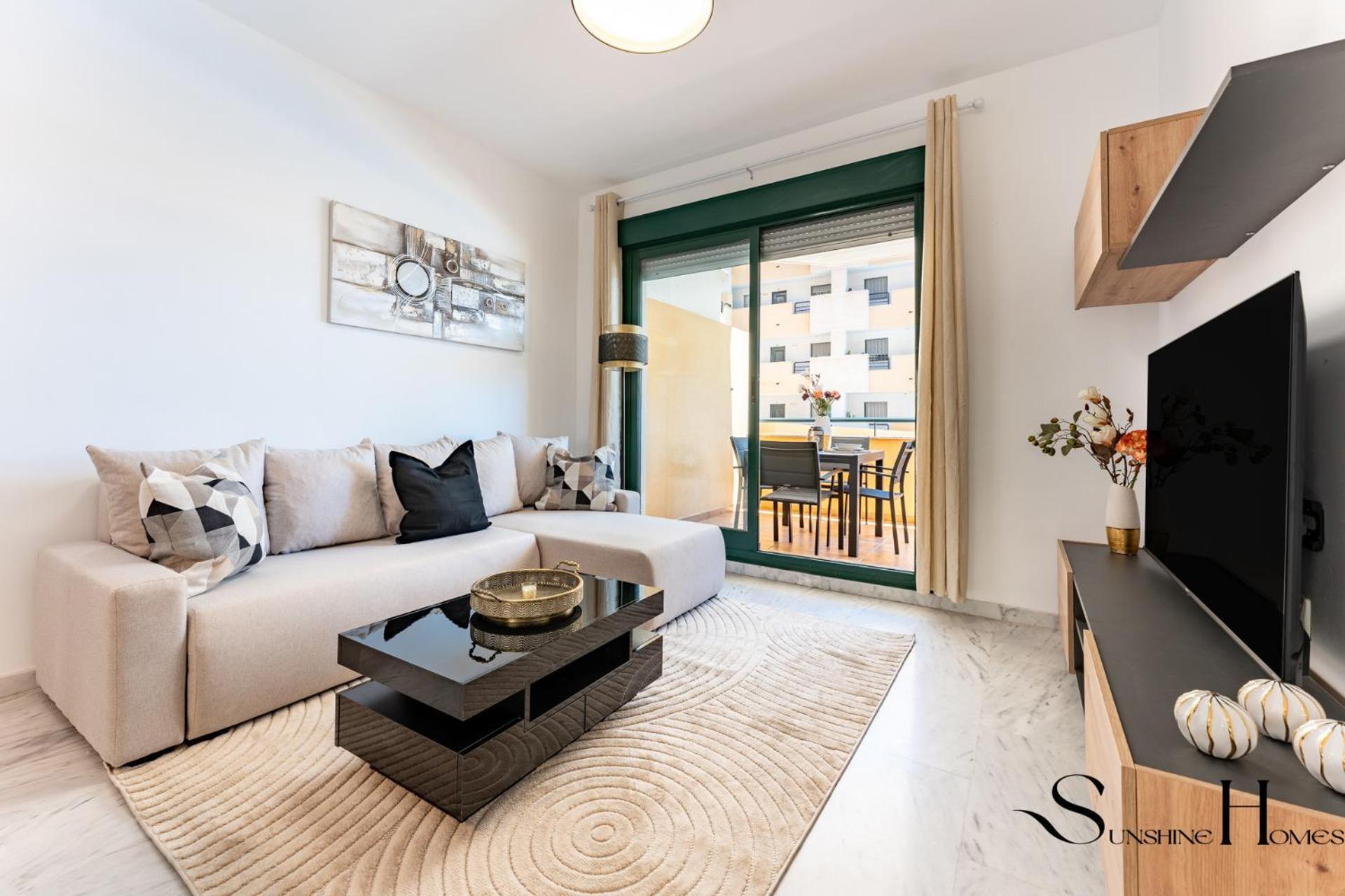 Elegant 2 Bed 2 Bath Apartment, Pool, Views, Parking Apartment *