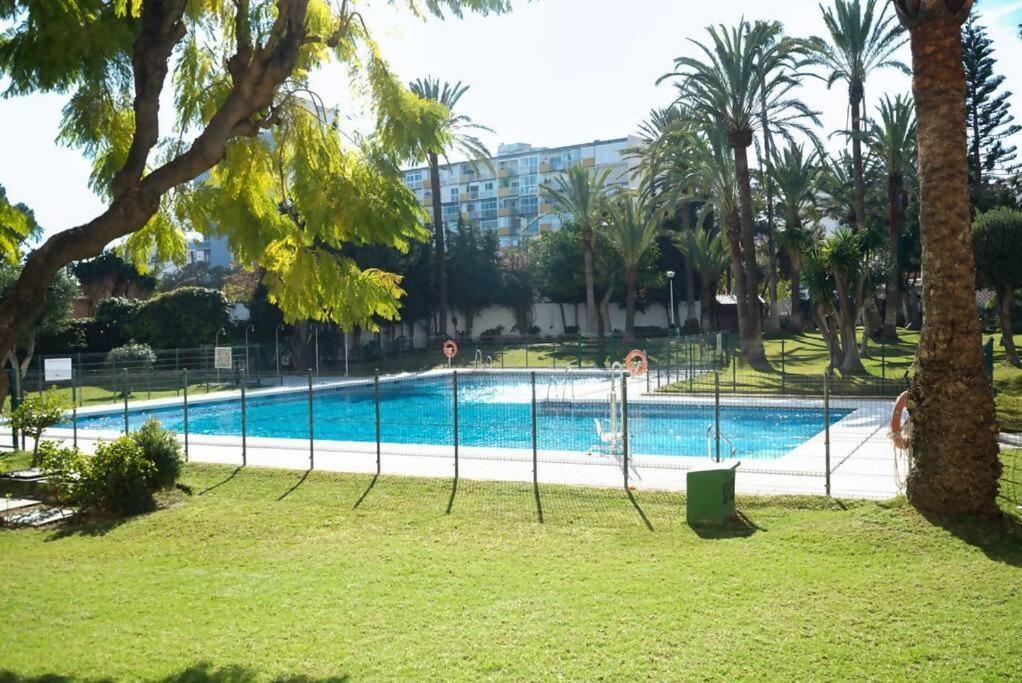 Bonito Y Amplio Piso En Con Piscina * Benalmádena