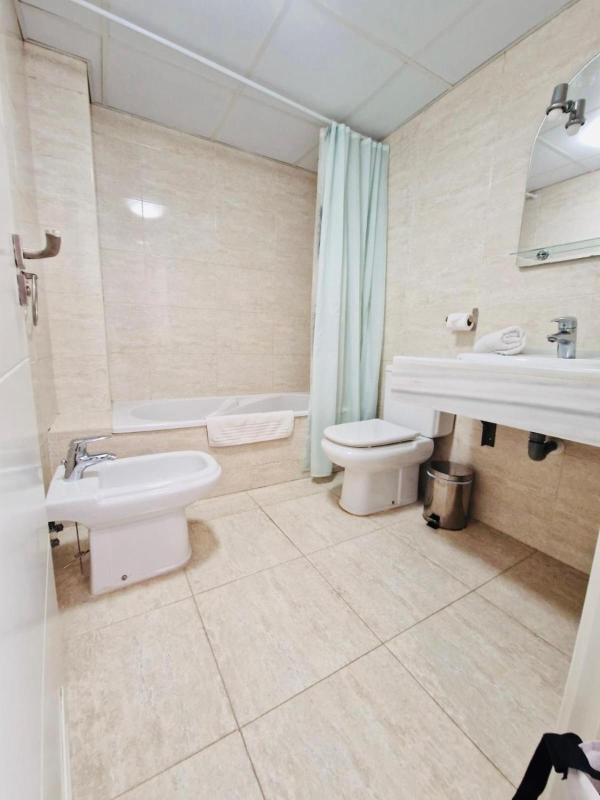 Prime Location, Pool, Beach, Shops, All Nearby