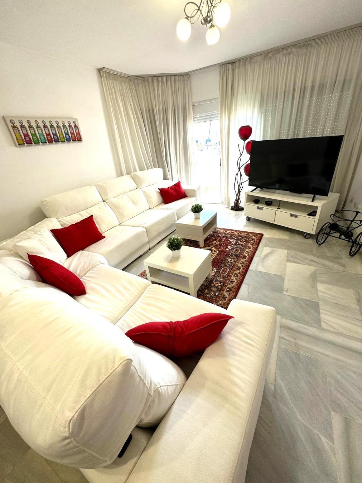 Frontline Marina Sea & Beach Views Appartement Benalmádena