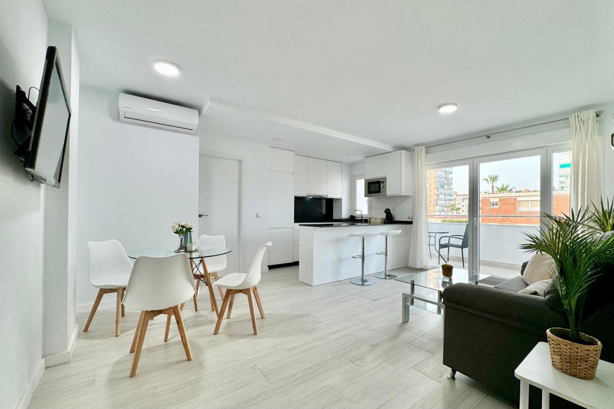 En 1ª Linea De Playa, Piscina Y Parking Benalmadena
