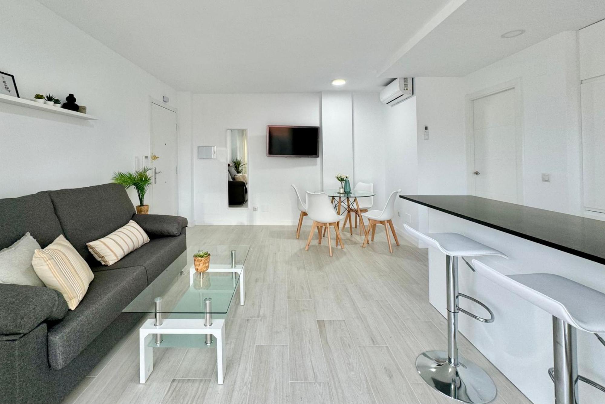 Apartment En 1ª Linea De Playa, Piscina Y Parking