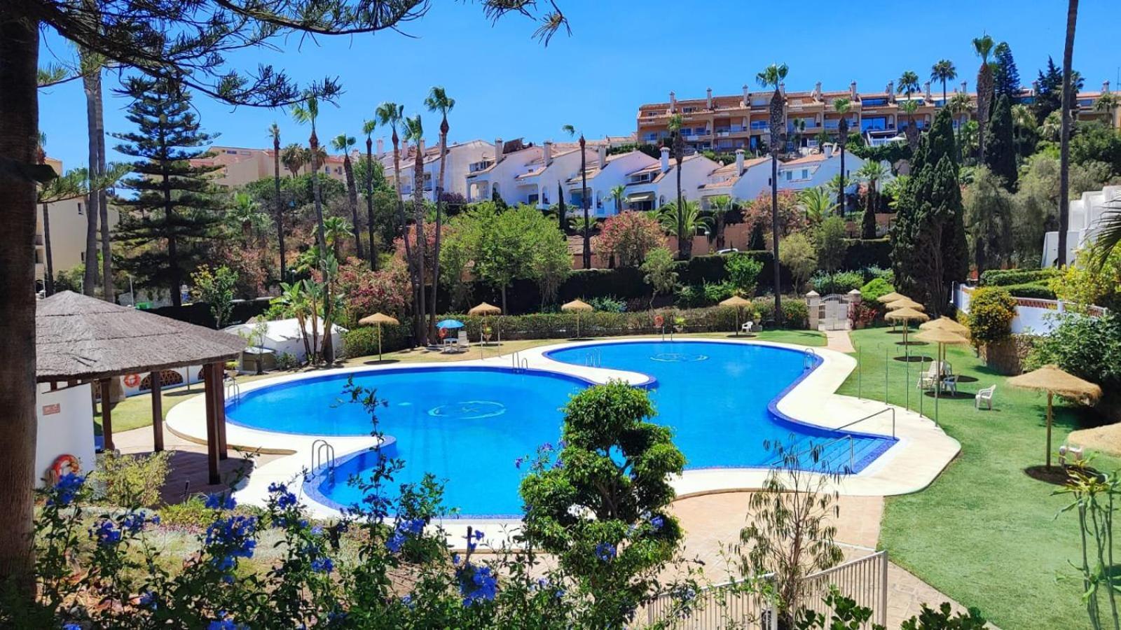 Apartment Benalgolf: Seaside With Private Bbq Backyard