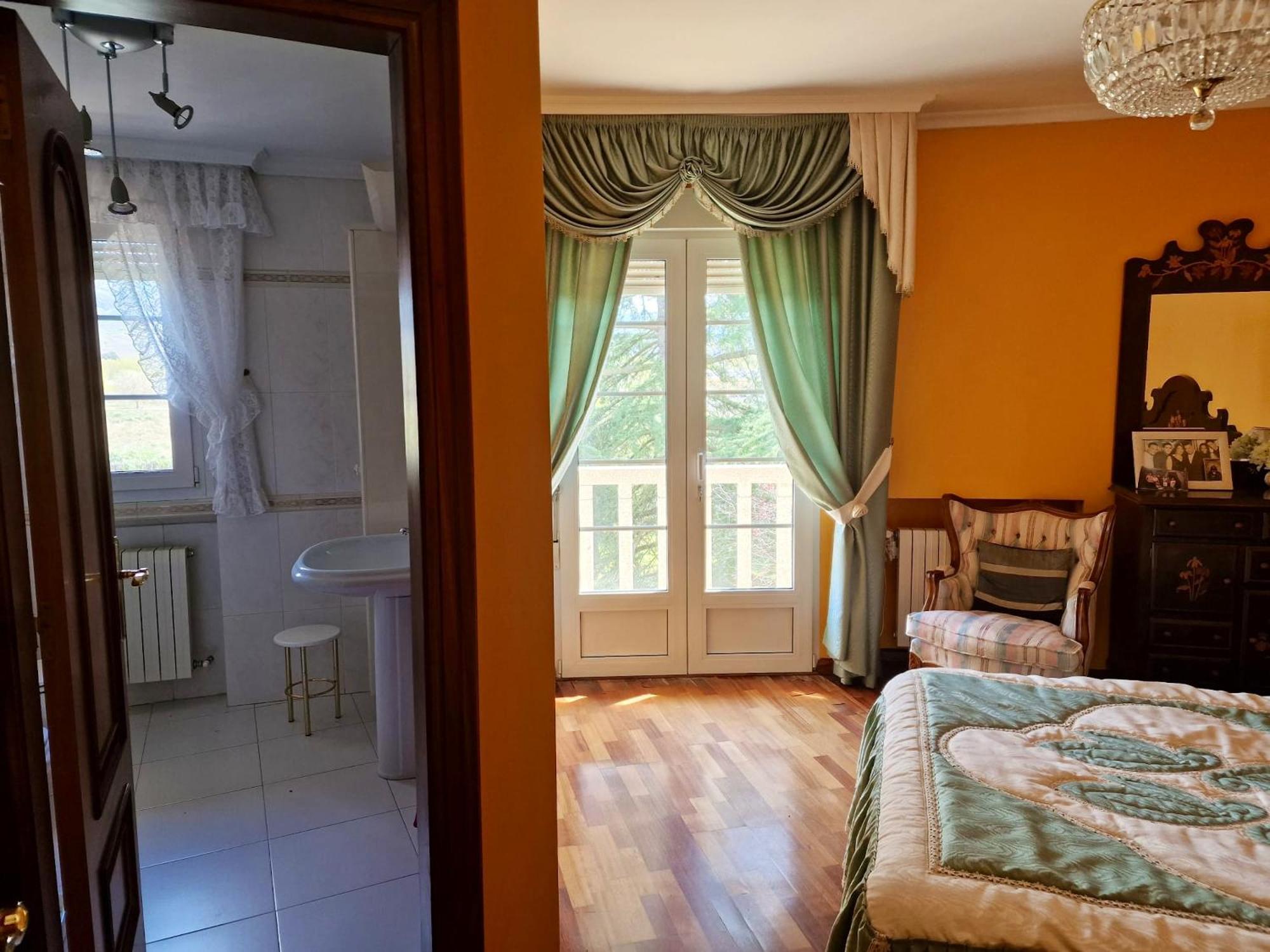 Spacious House With Pool And Garden In Congosto Holiday home