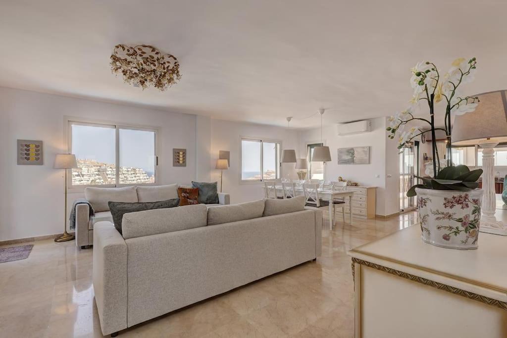 Spacious Penthouse With Spectacular Sea Views!