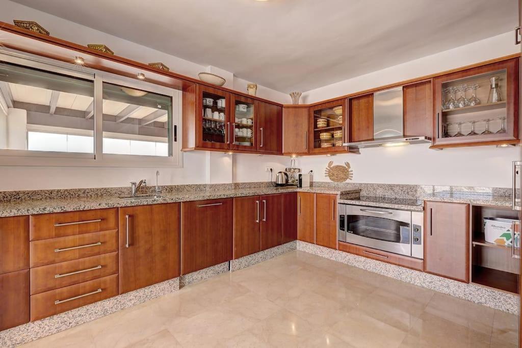 Spacious Penthouse With Spectacular Sea Views!