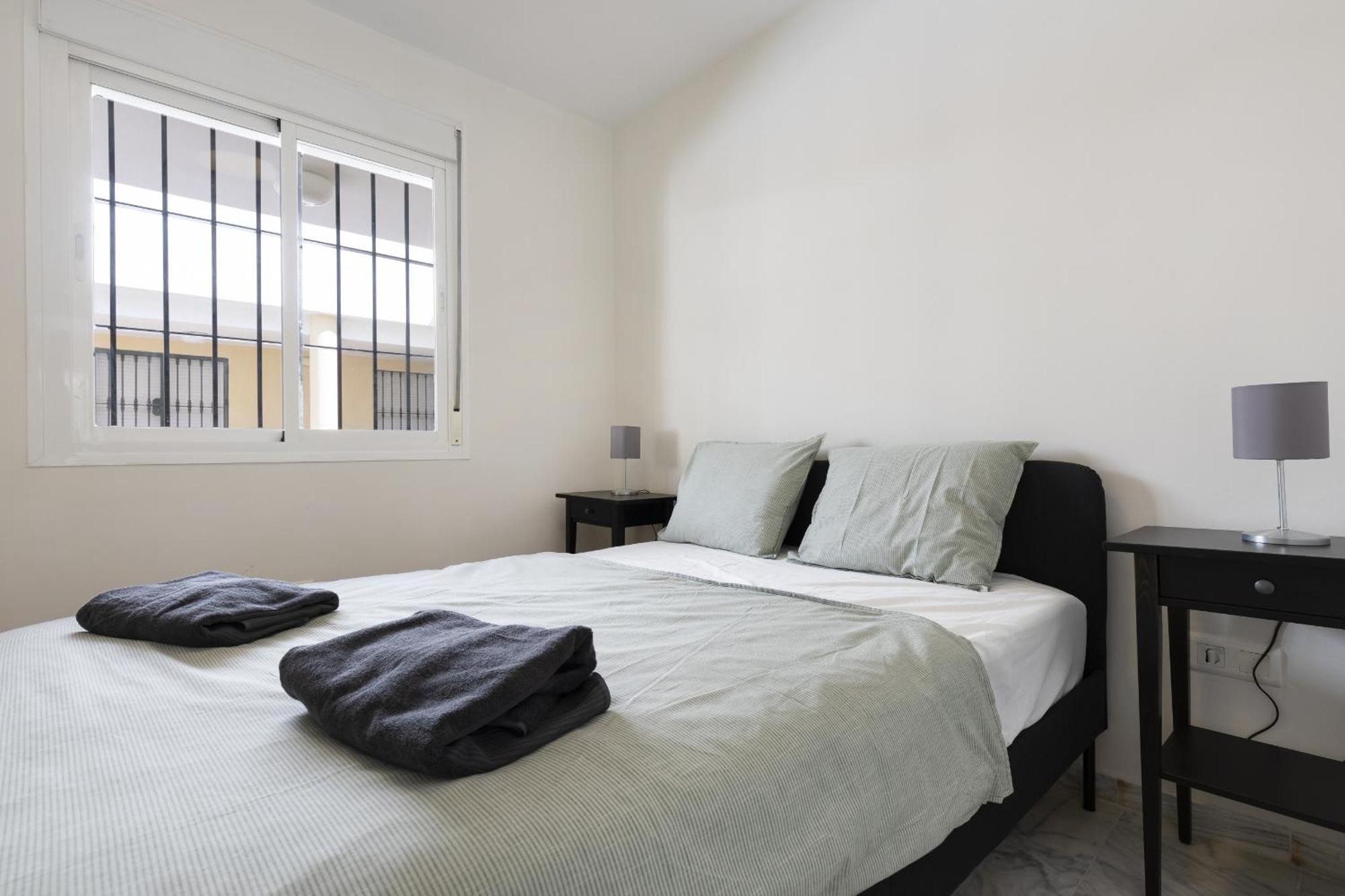 Charming 2-bedroom With Terraces & Pool In Torrequebrada