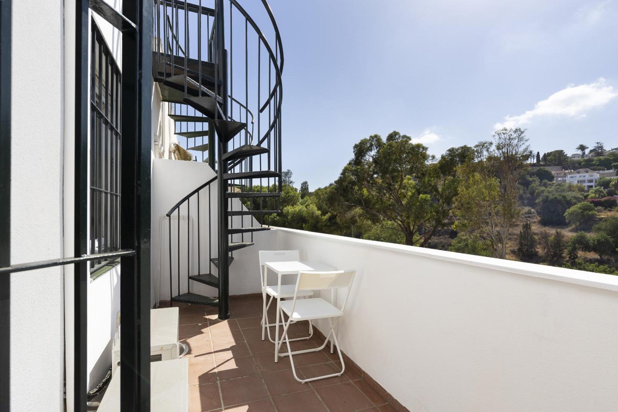 Apartment Charming 2-bedroom With Terraces & Pool In Torrequebrada *