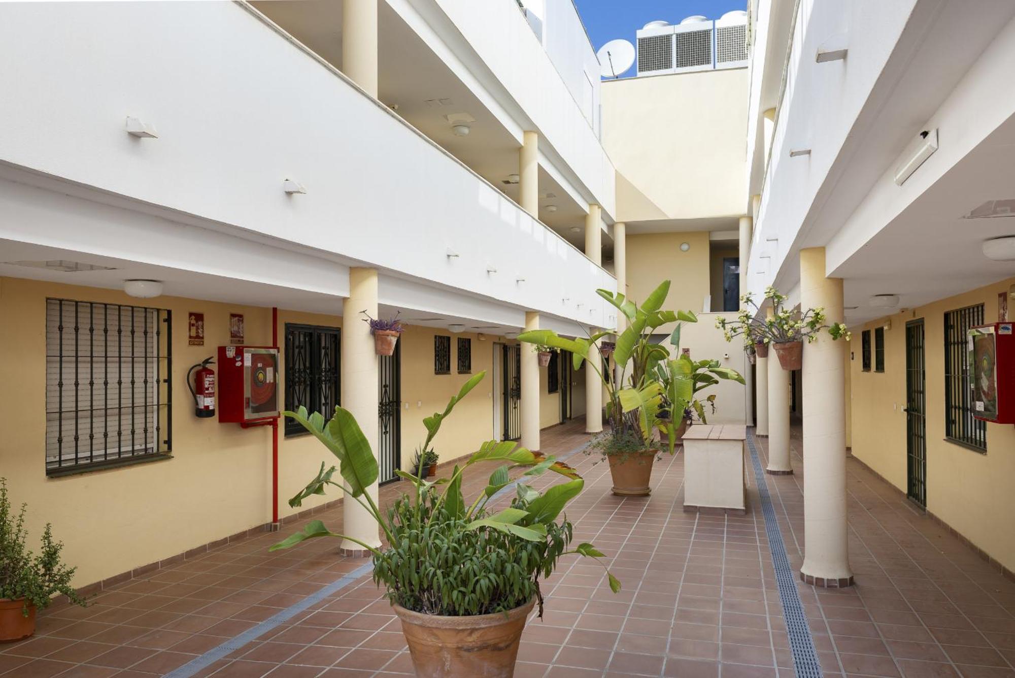 Charming 2-bedroom With Terraces & Pool In Torrequebrada *