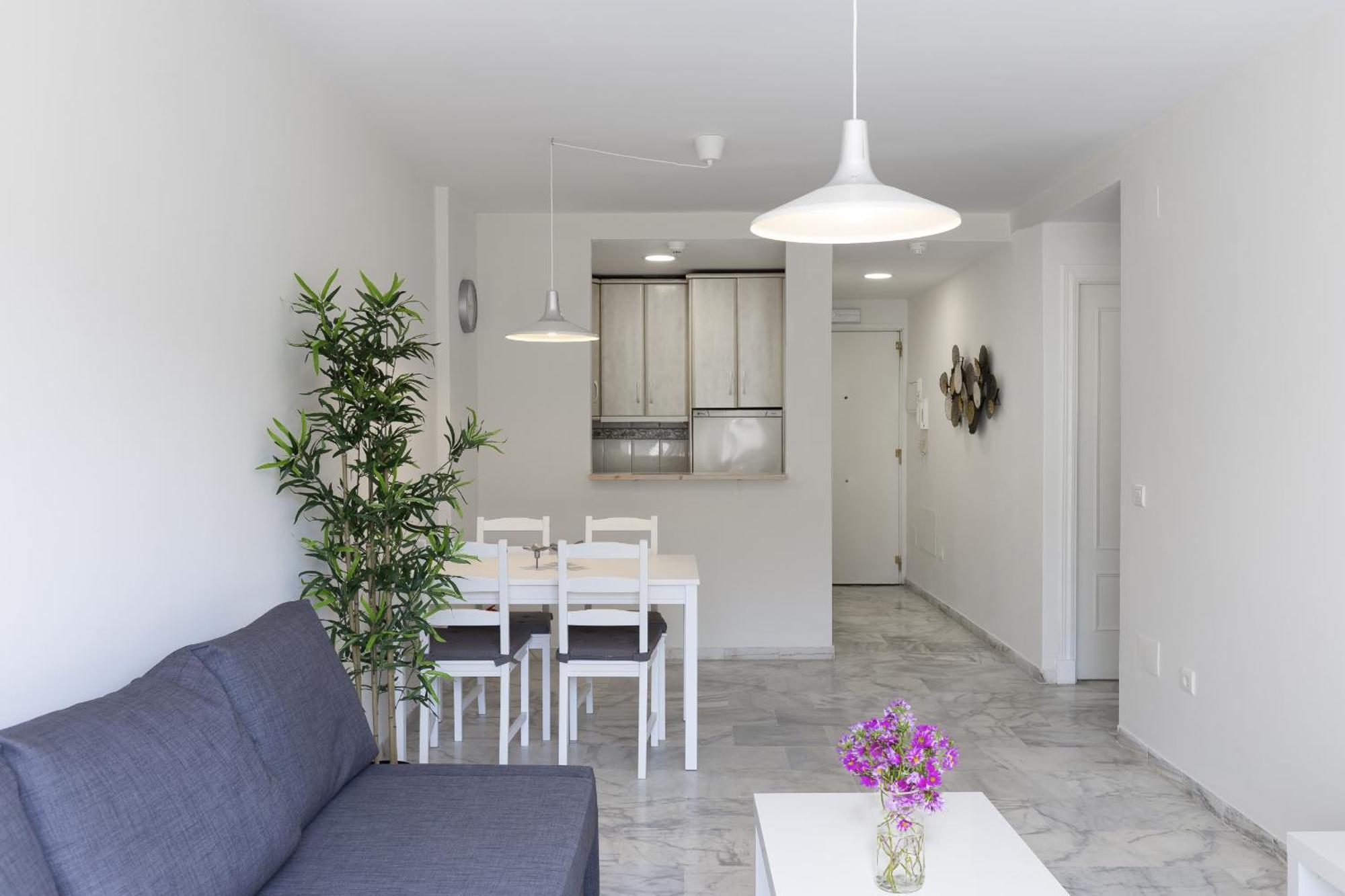 Charming 2-bedroom With Terraces & Pool In Torrequebrada *
