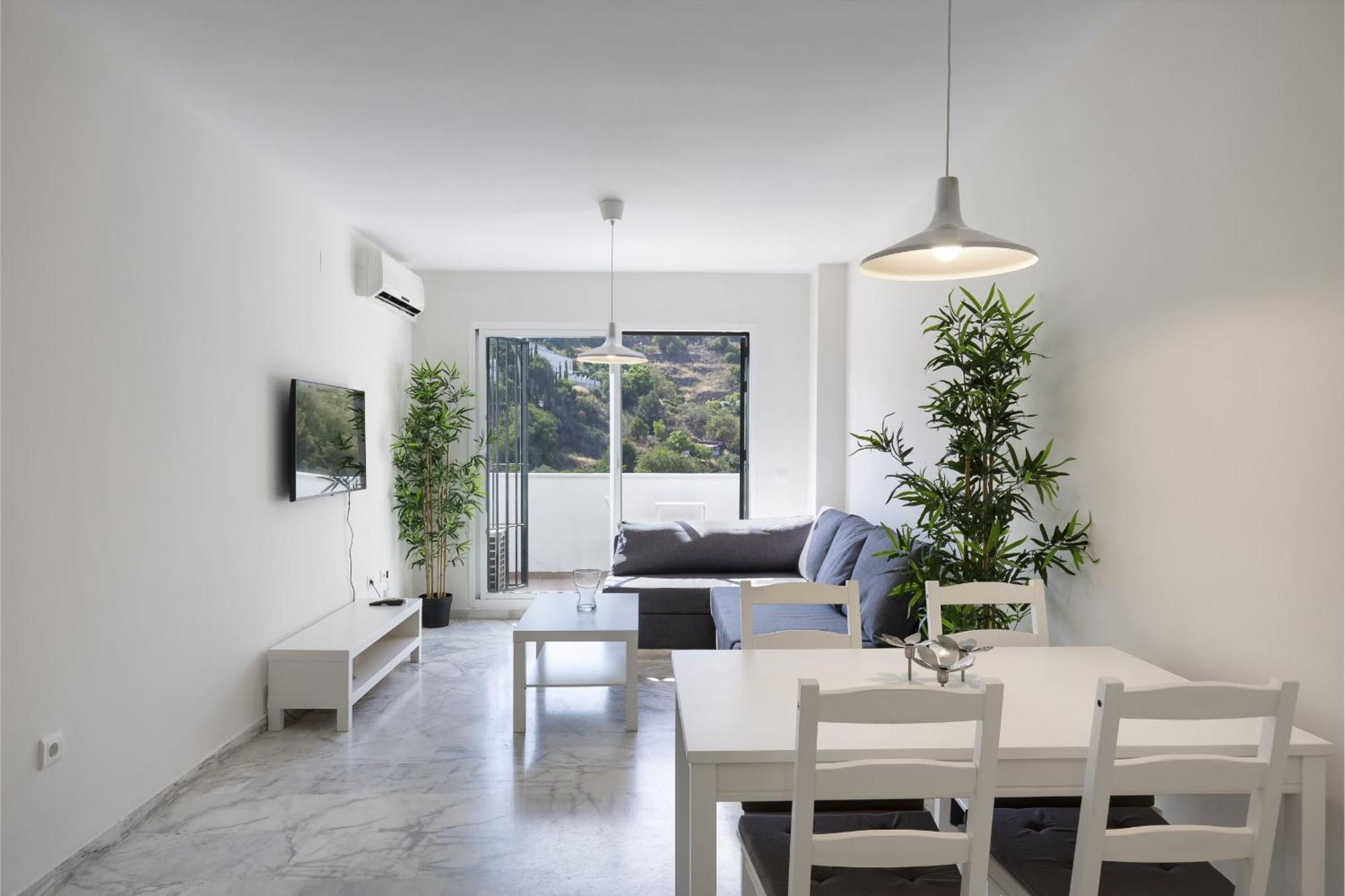 Charming 2-bedroom With Terraces & Pool In Torrequebrada