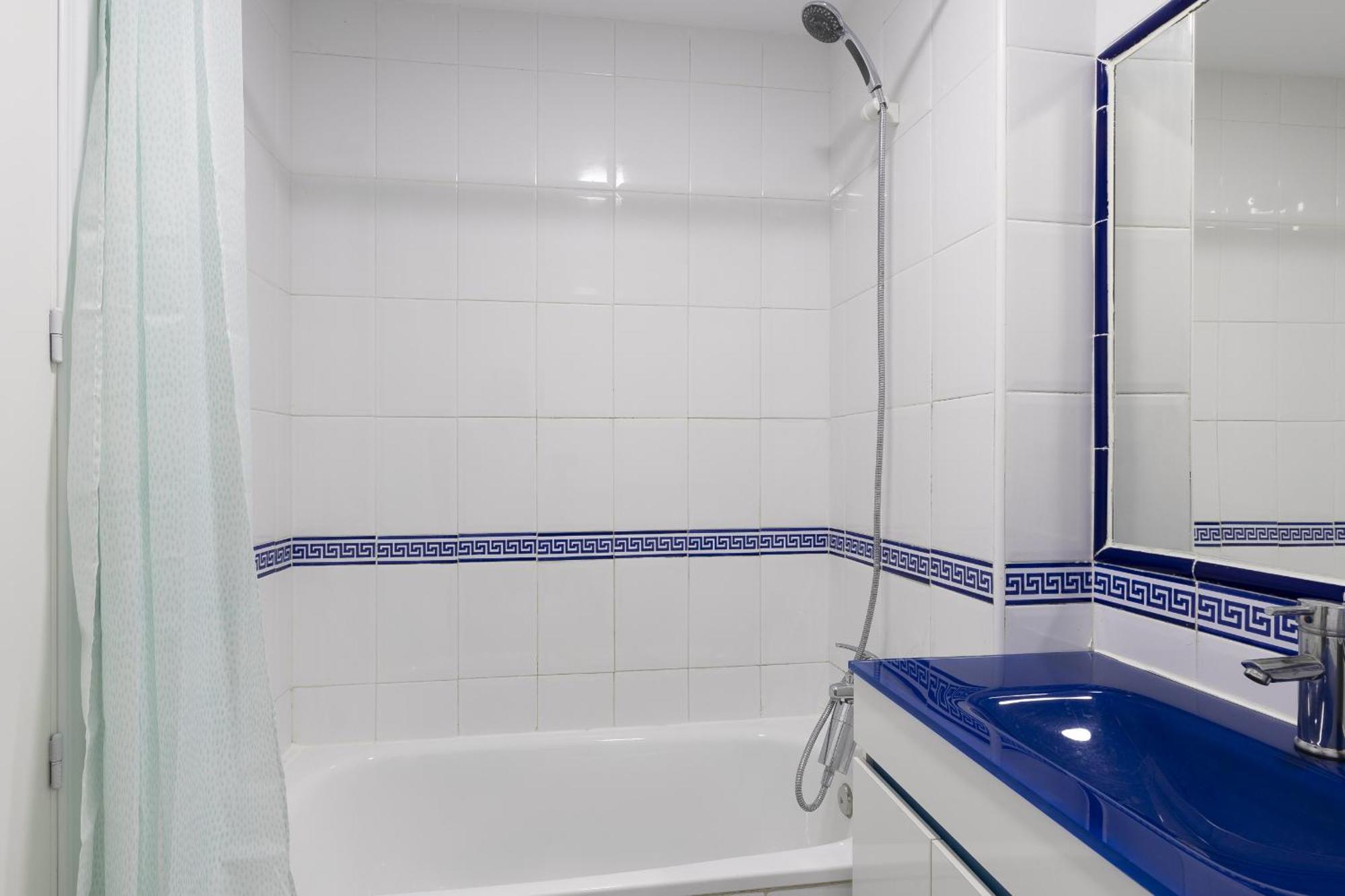 Charming 2-bedroom With Terraces & Pool In Torrequebrada Apartment