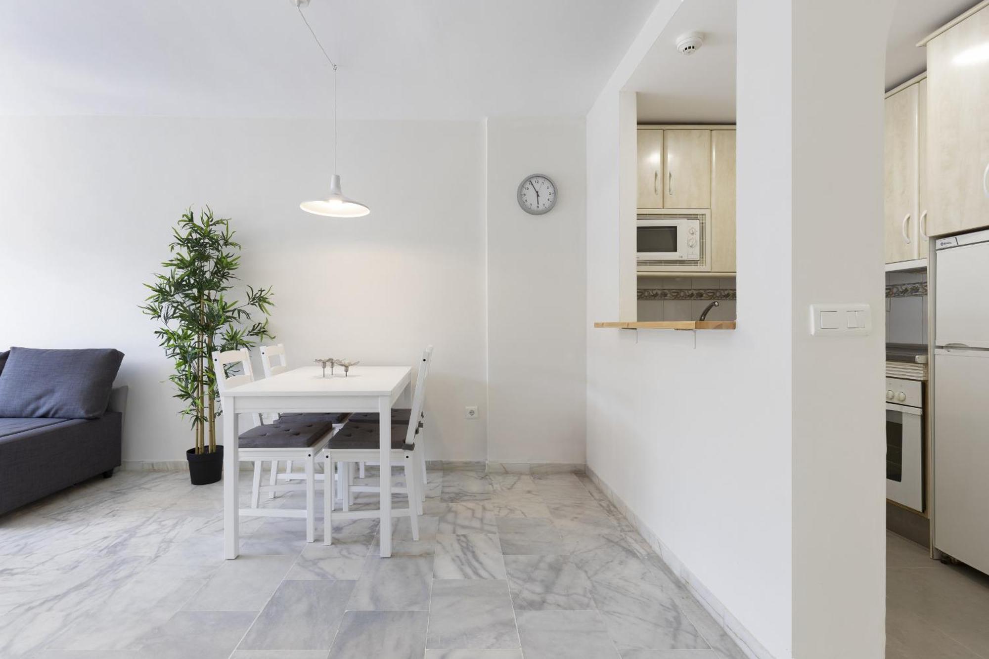 Charming 2-bedroom With Terraces & Pool In Torrequebrada