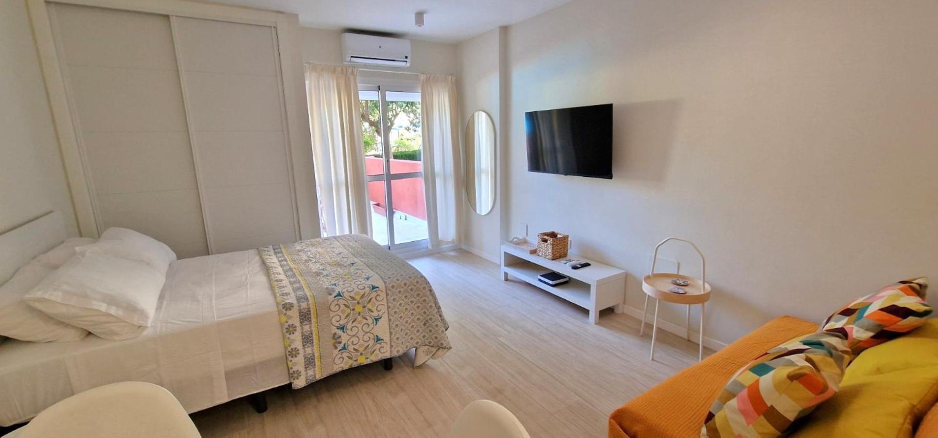 With Large Sunny Terrace Apartamento *