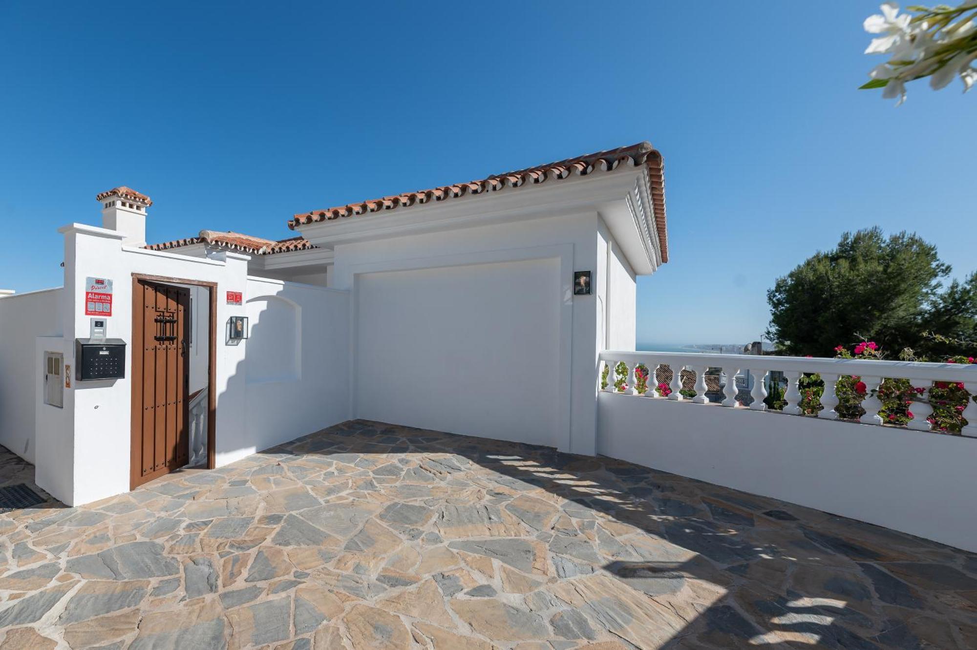 Holiday home With Sea Views & Heated Pool