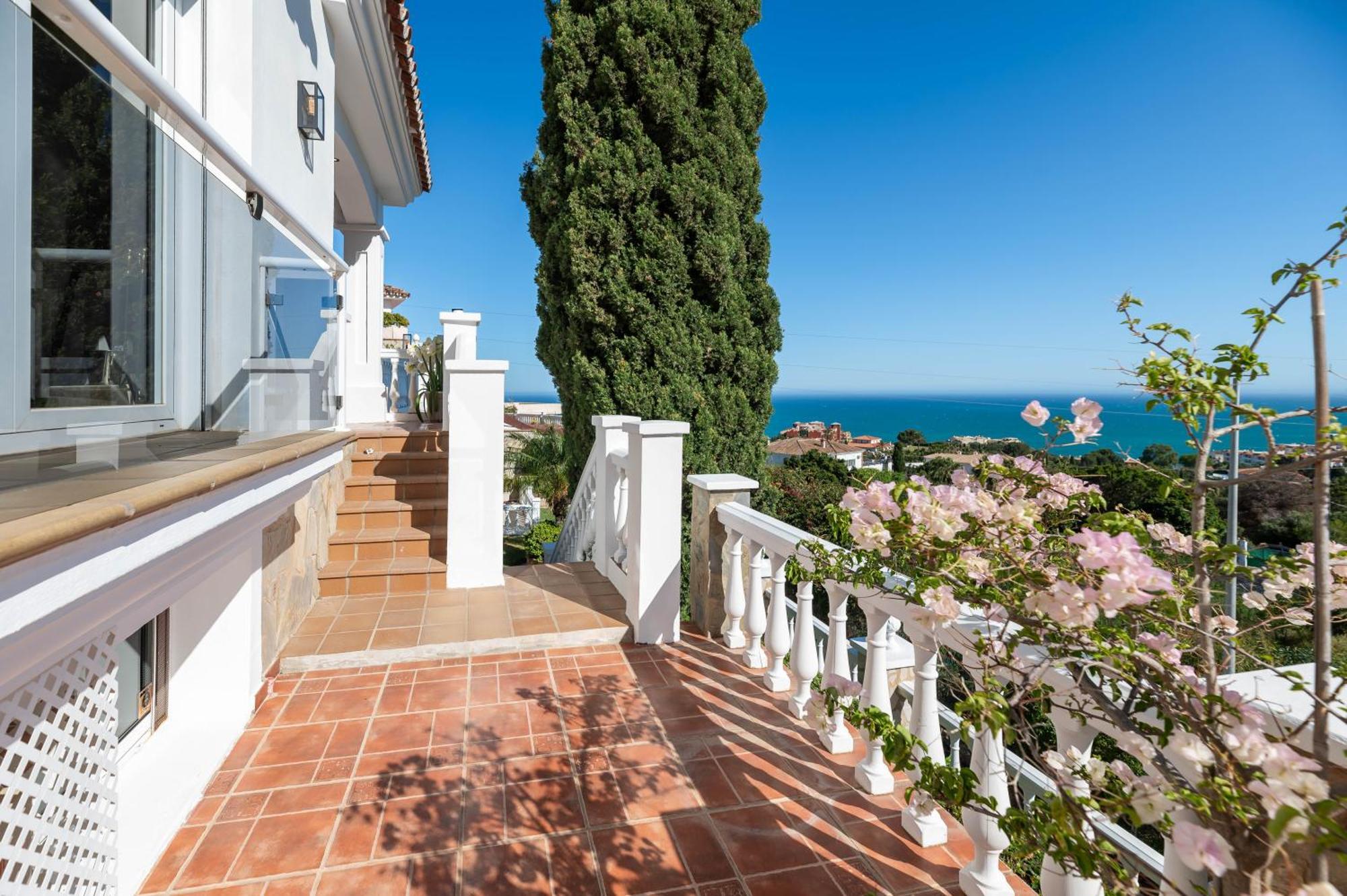 With Sea Views & Heated Pool Holiday home *