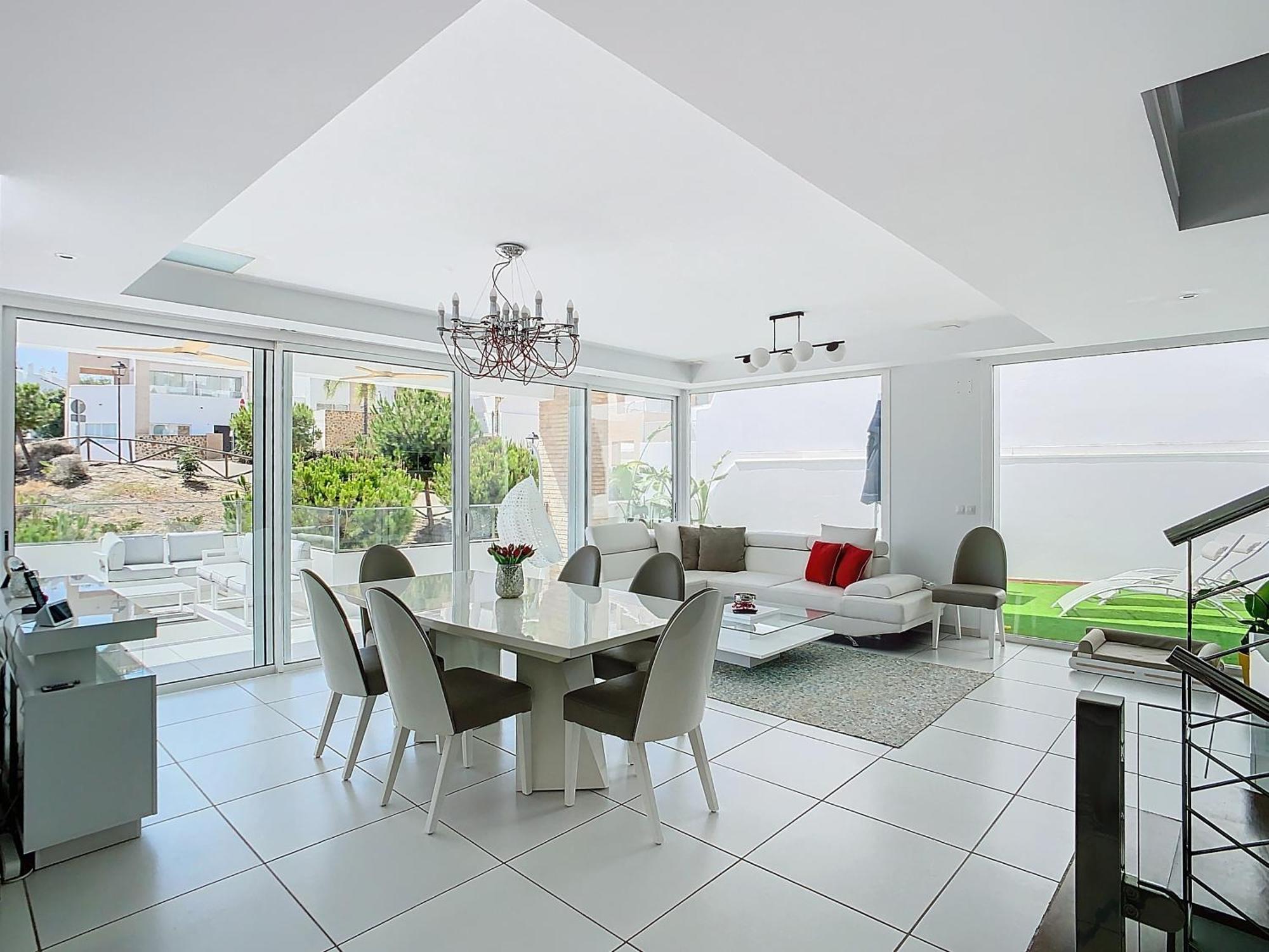 Chic Escape, 5 Modern Villa *