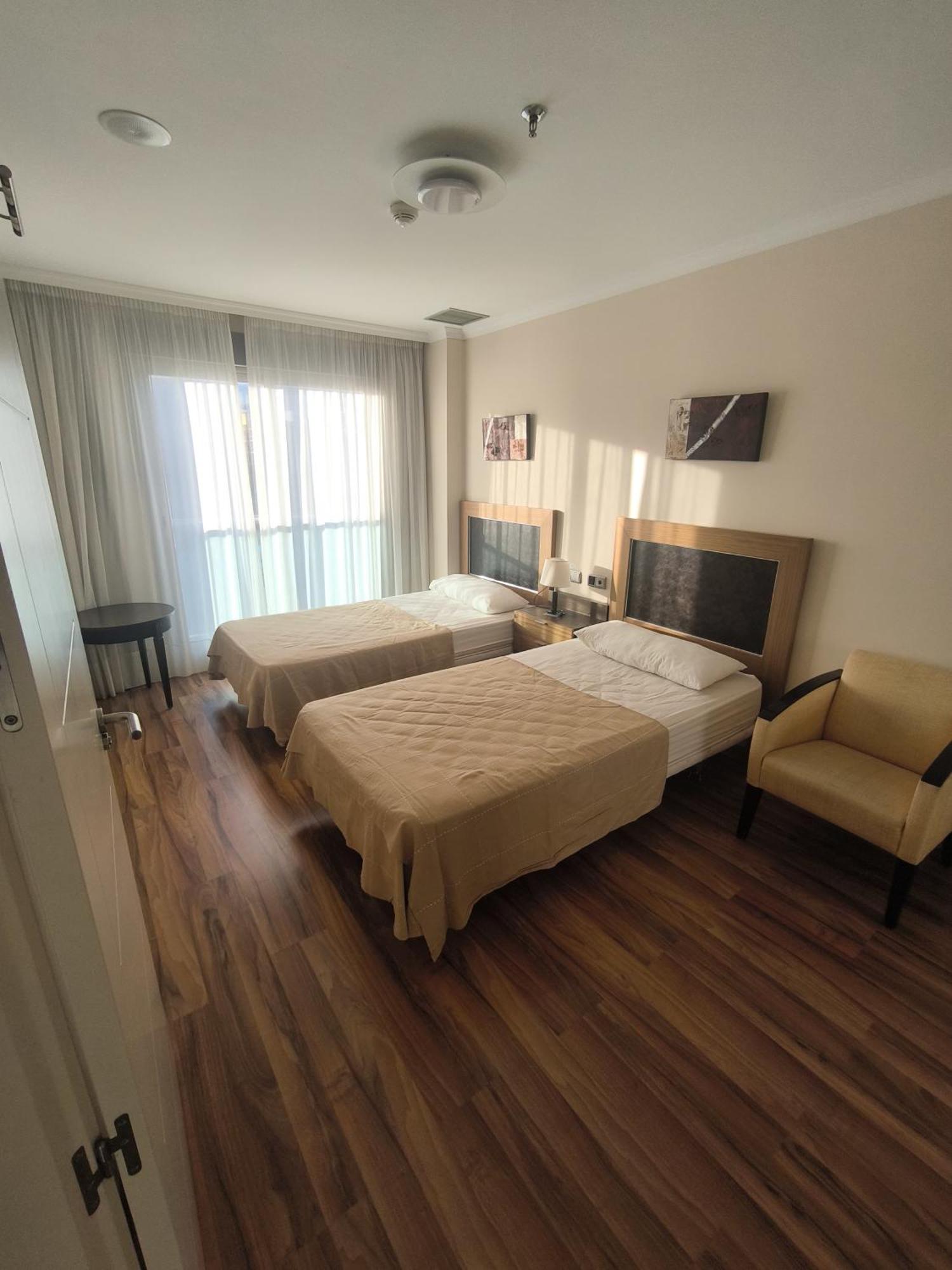 Family Spacious Apartment, Terrace, Kitchen, View, Free Parking And Wifi