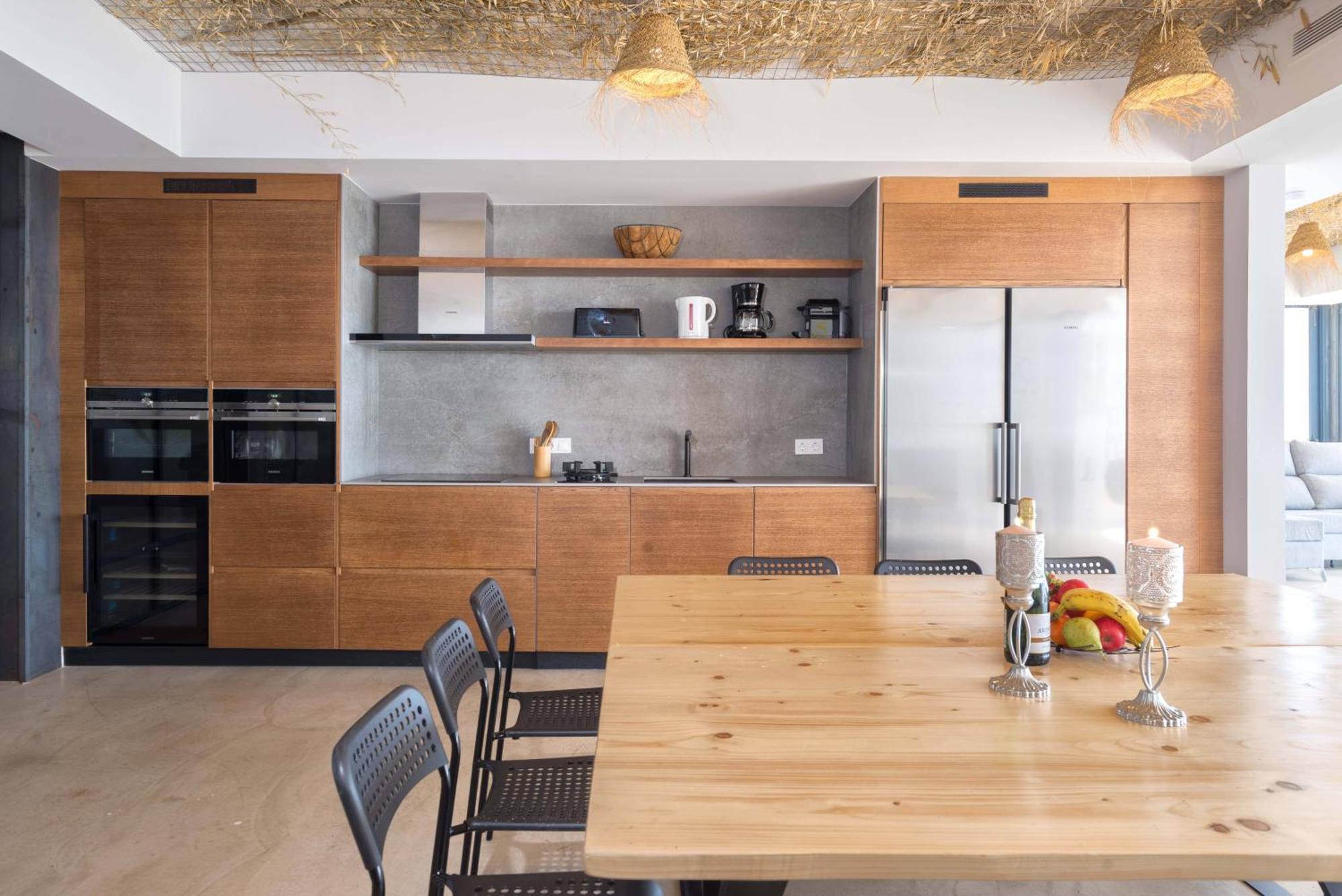 Spacious With Great Views! *