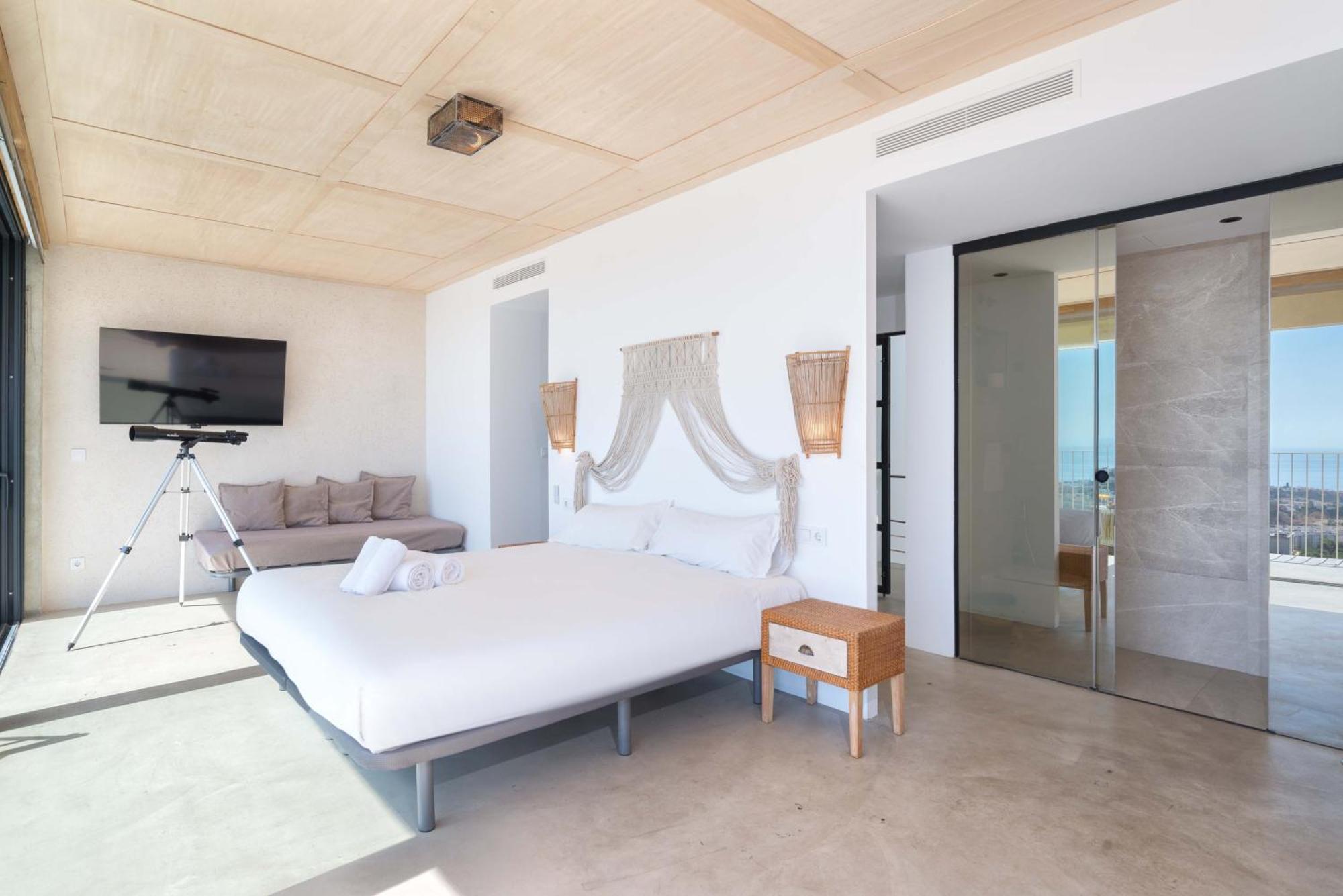 Spacious With Great Views! Villa Benalmadena