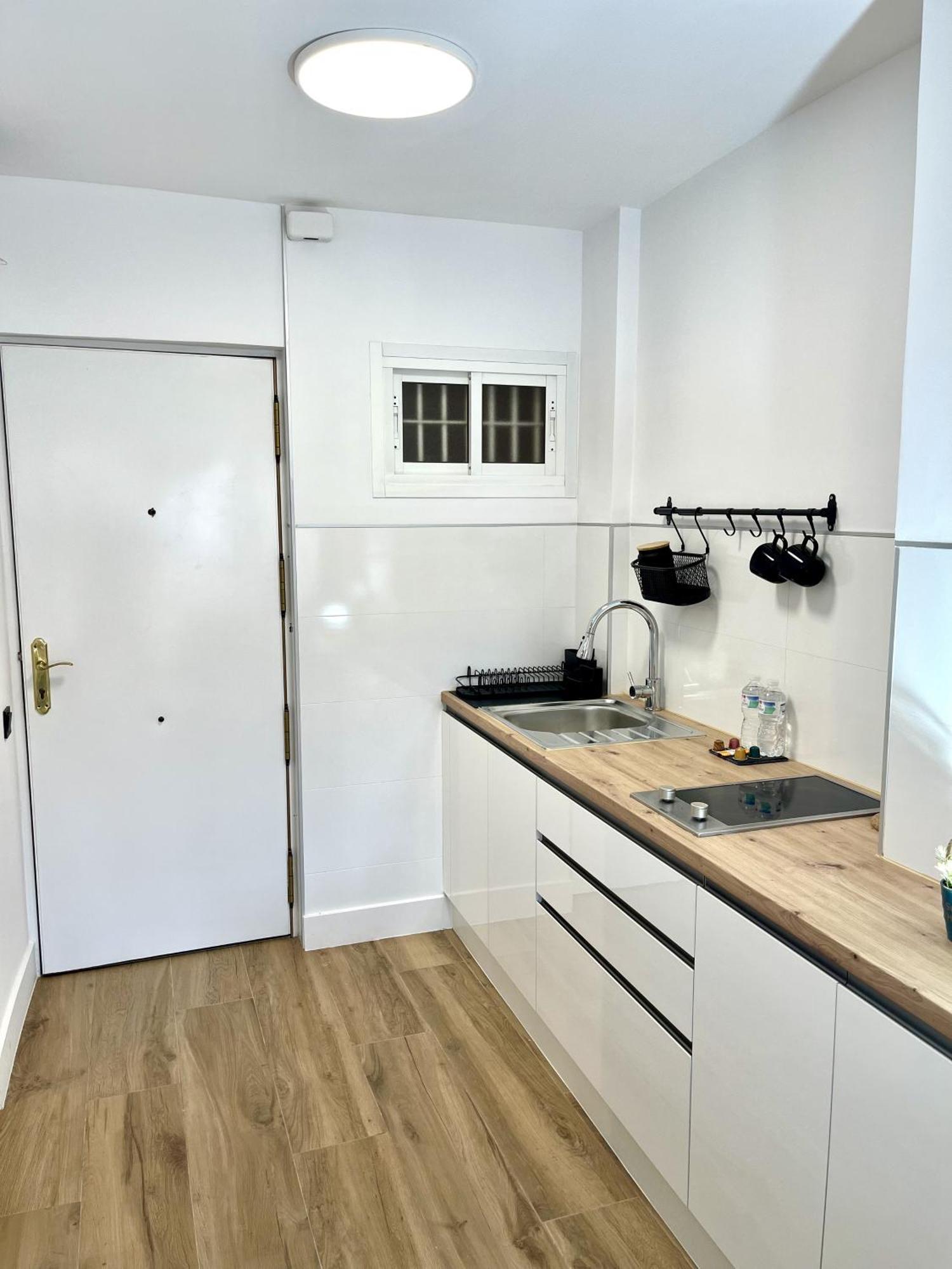 Beautiful Brand New Study 24-hour Reception Apartment *