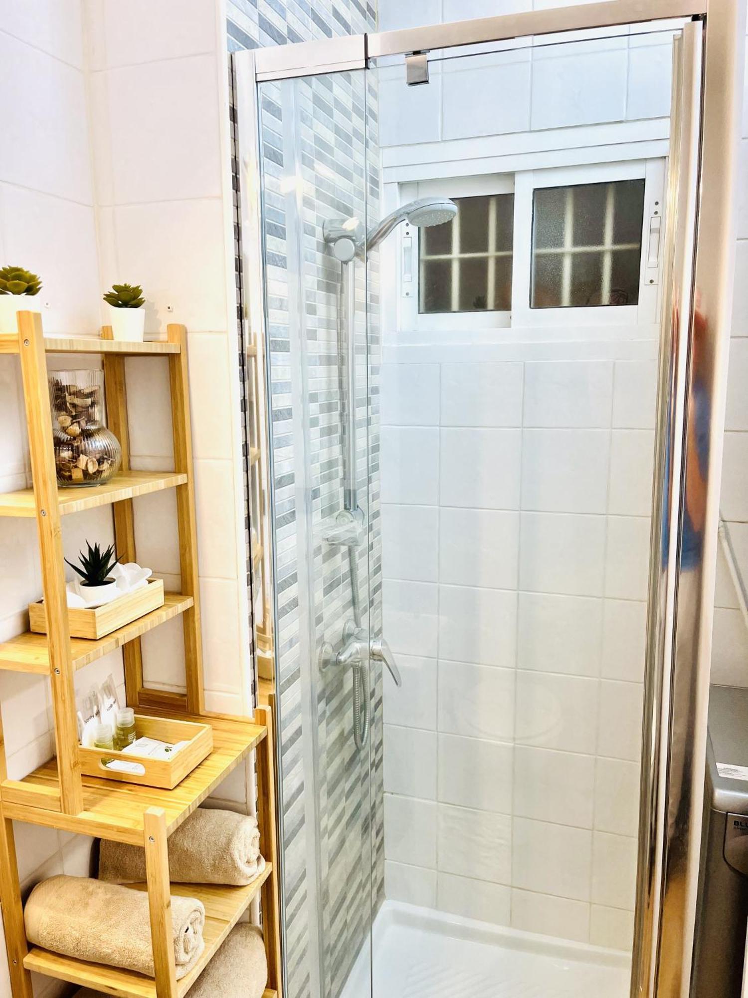 Beautiful Brand New Study 24-hour Reception Apartment