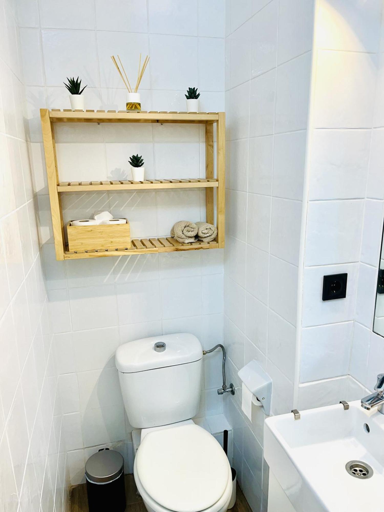 Beautiful Brand New Study 24-hour Reception Apartment