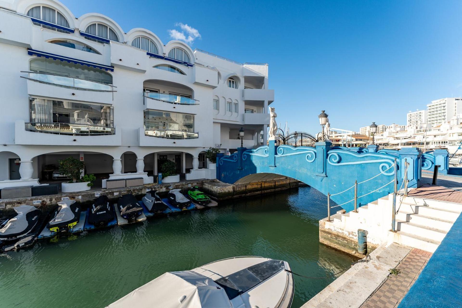 Malagasuite Puerto Marina *
