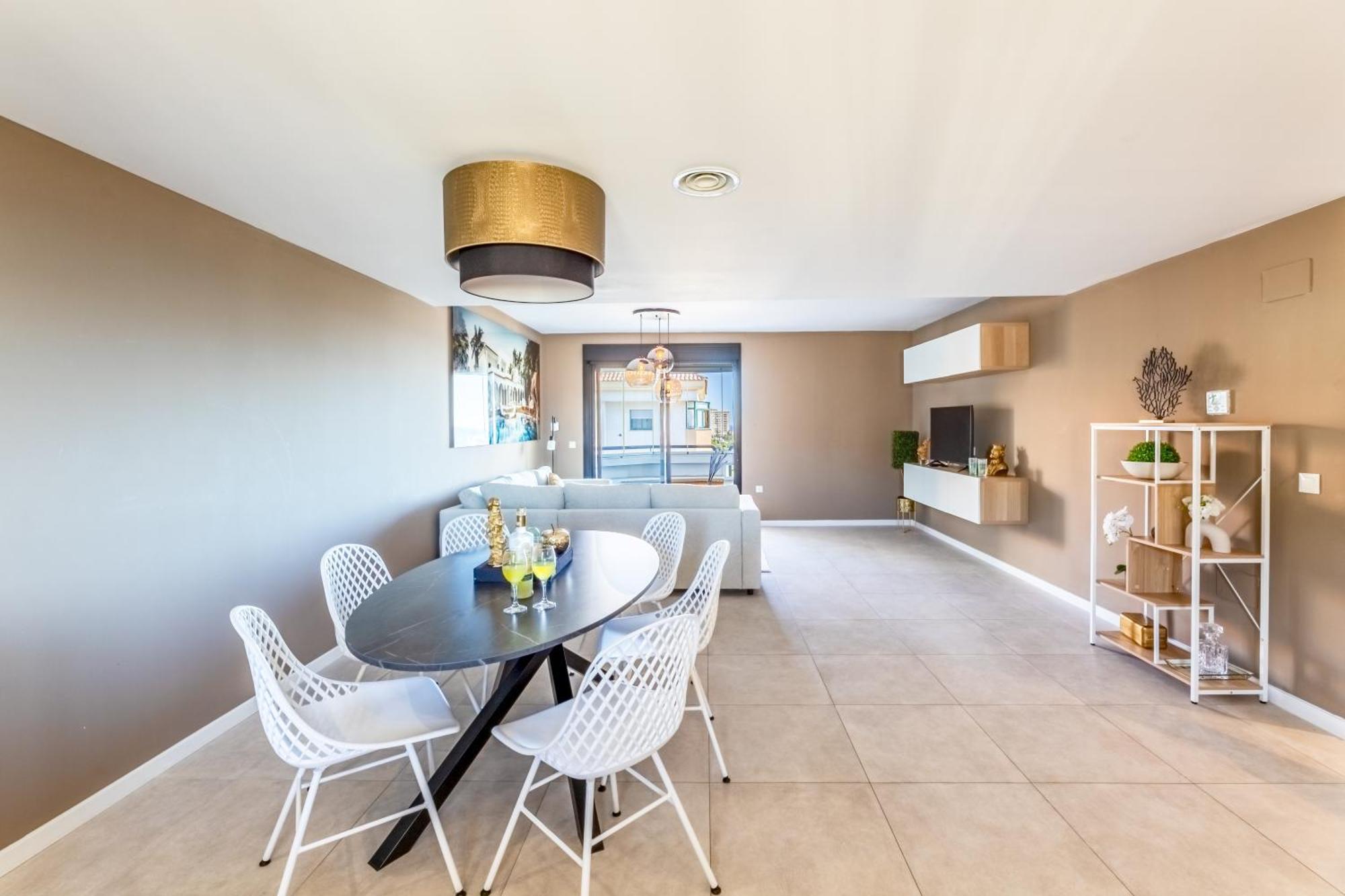 Stylish 4bd With Pool Access & Nearby Apartment *